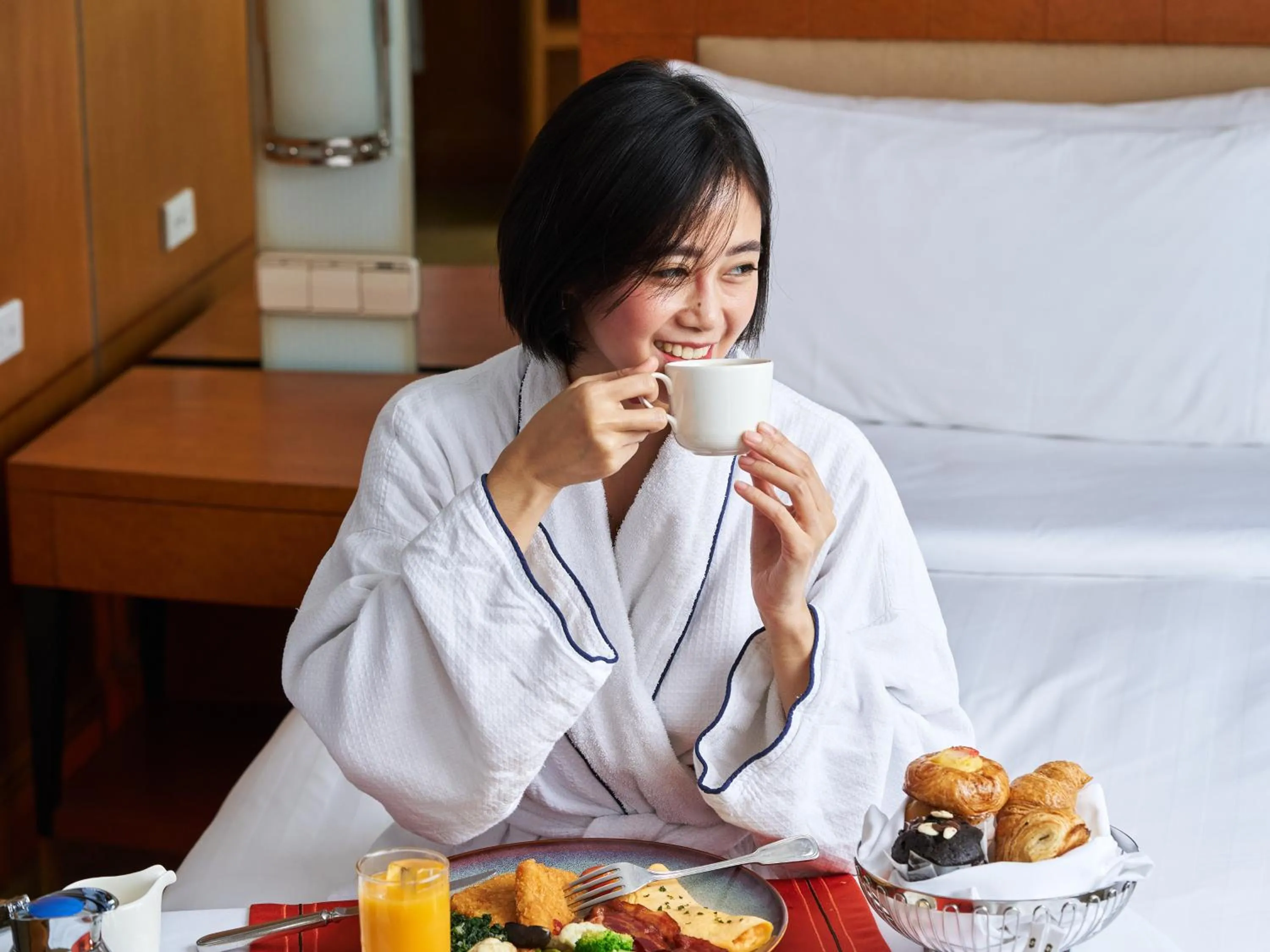 Guests, Bed in Makati Shangri-La, Manila