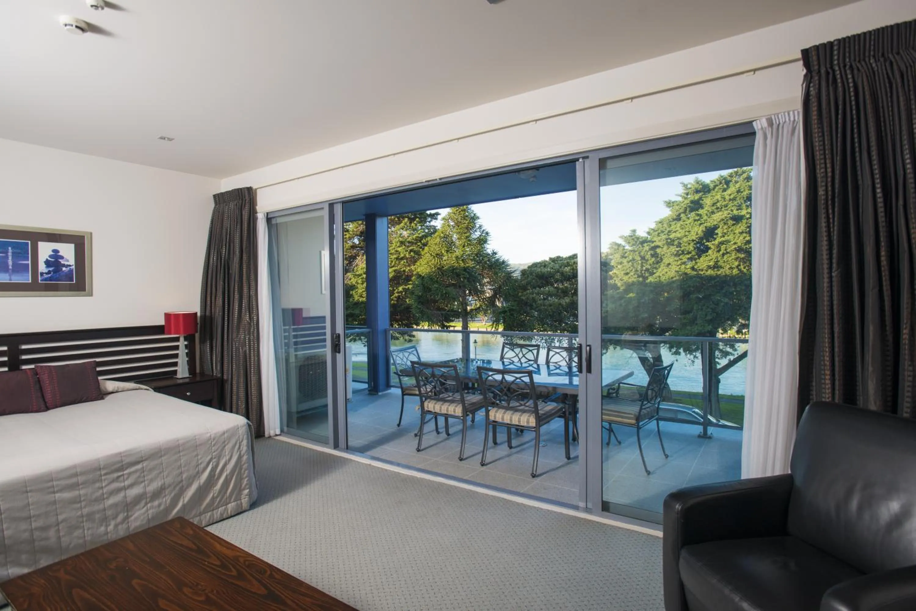 Balcony/Terrace, Bed in Emerald Hotel