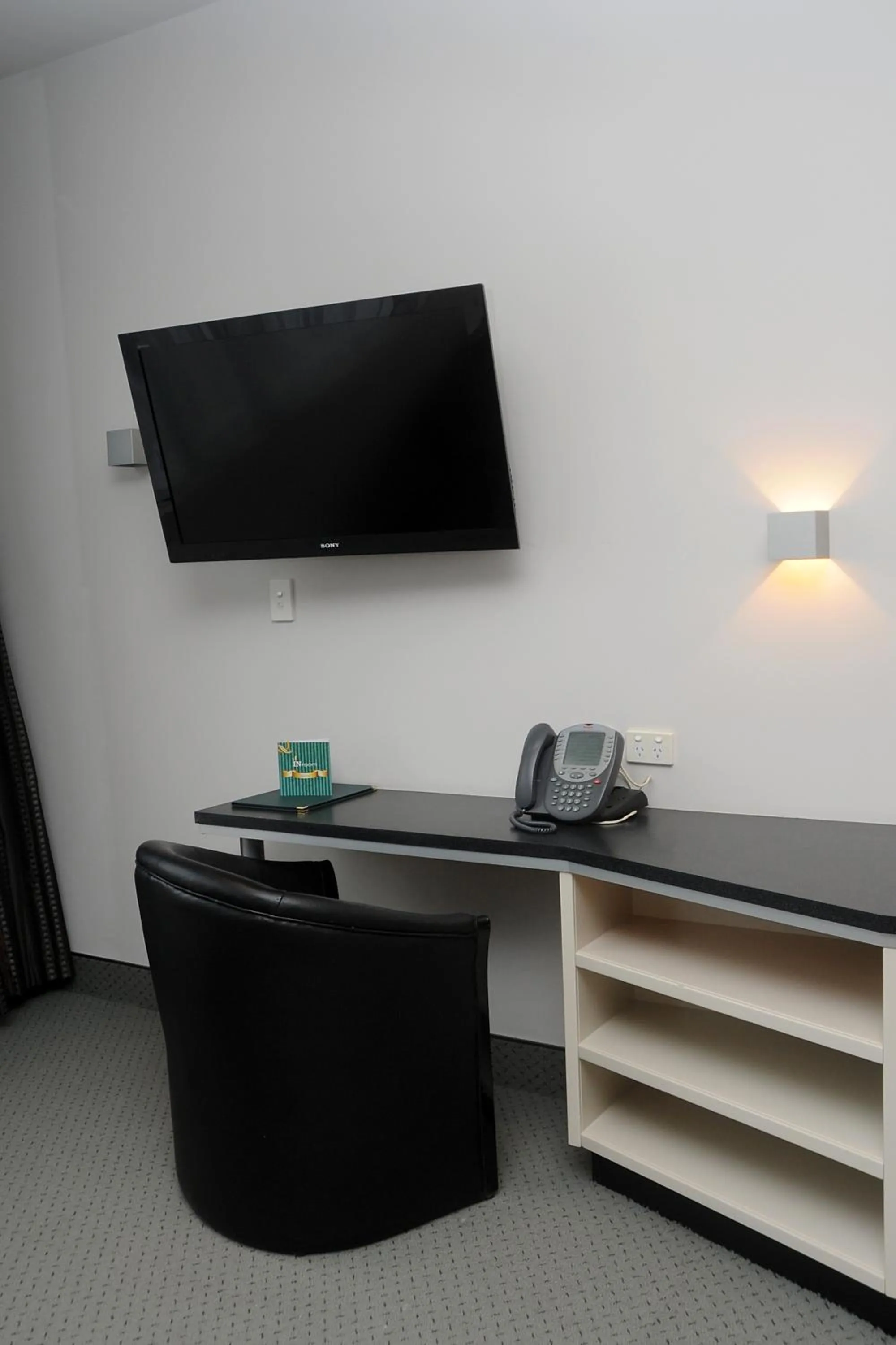 TV and multimedia in Emerald Hotel