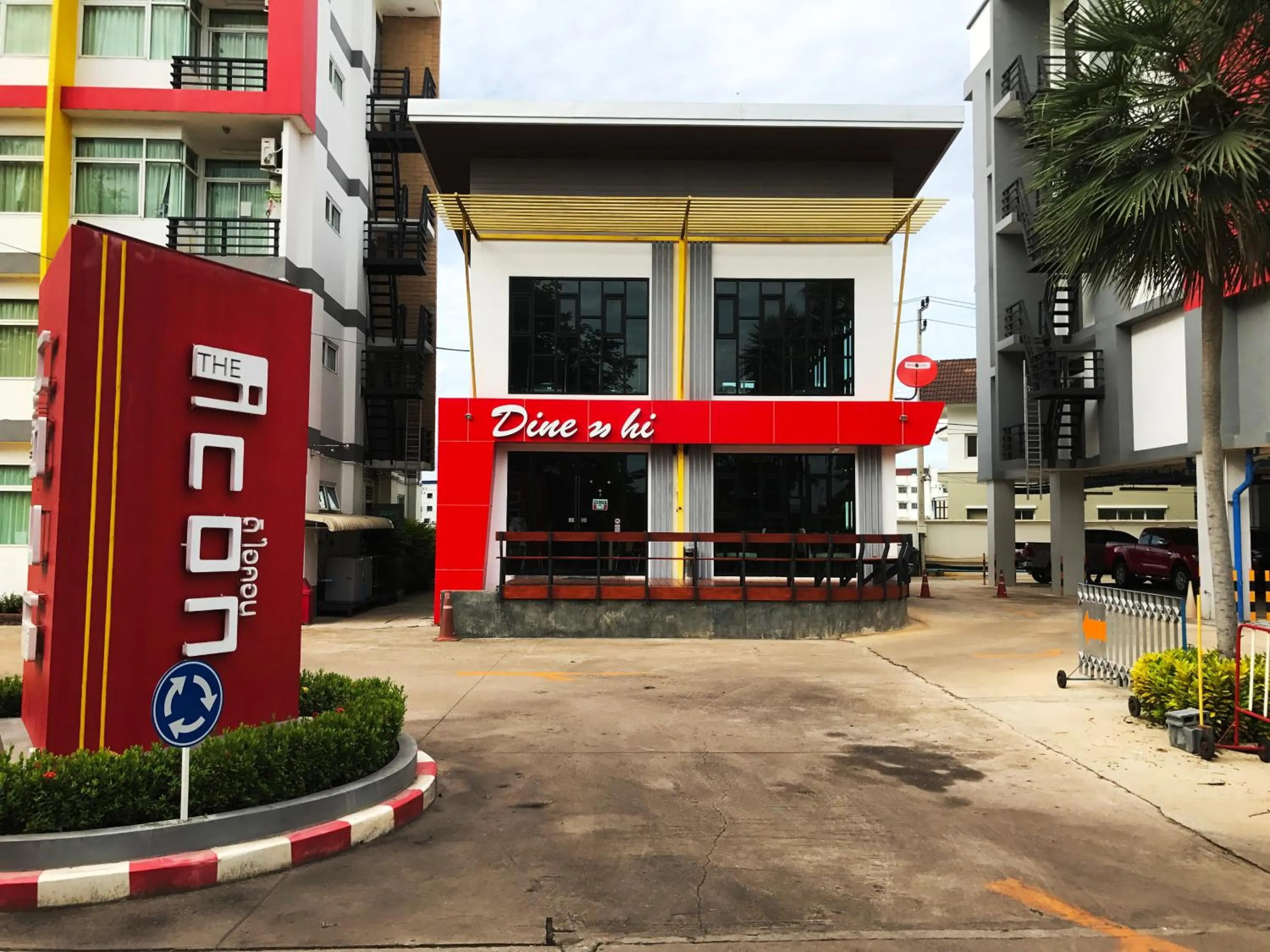 Restaurant/places to eat in The Icon service apartment