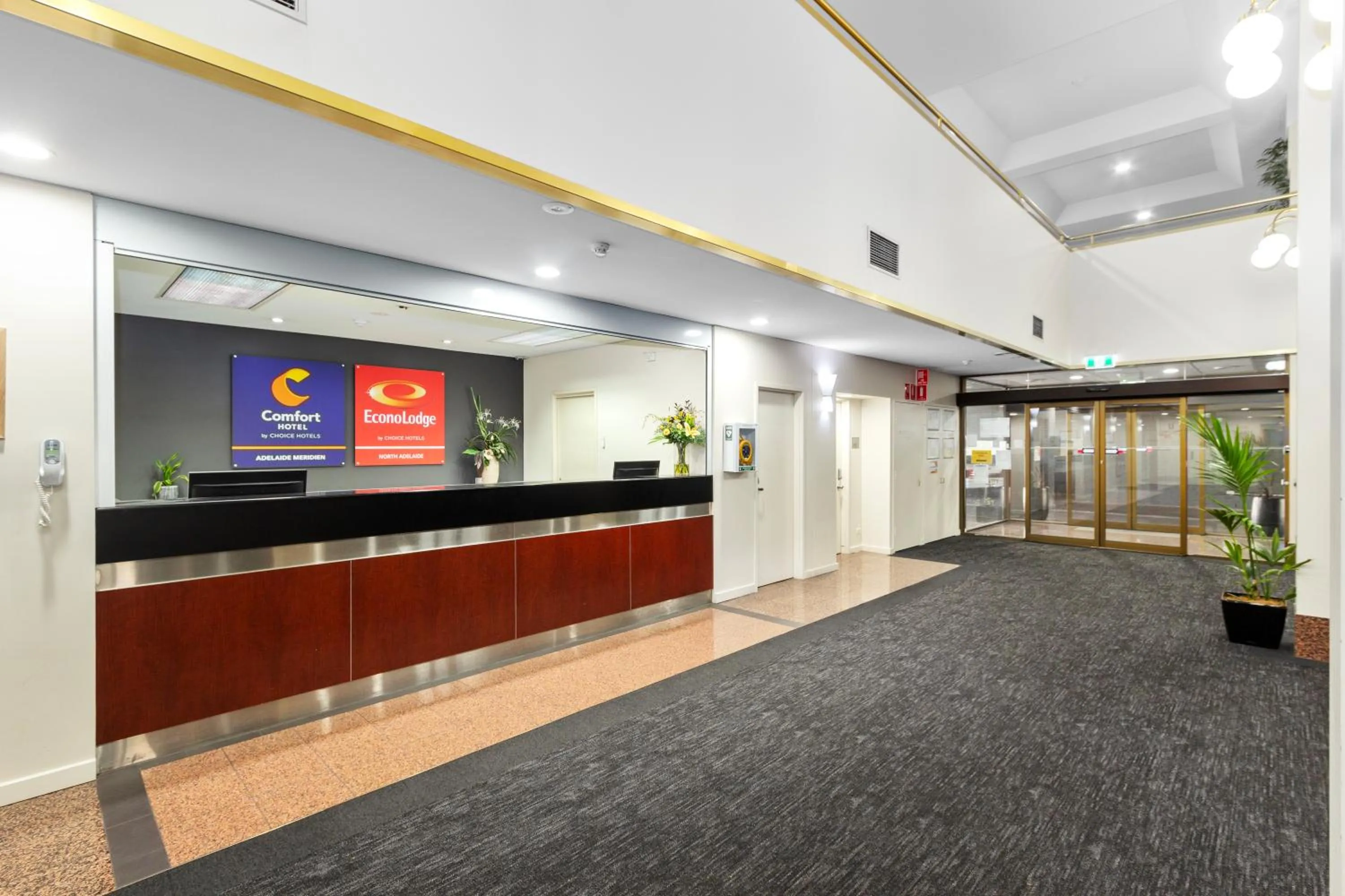 Lobby or reception in Comfort Hotel Adelaide Meridien