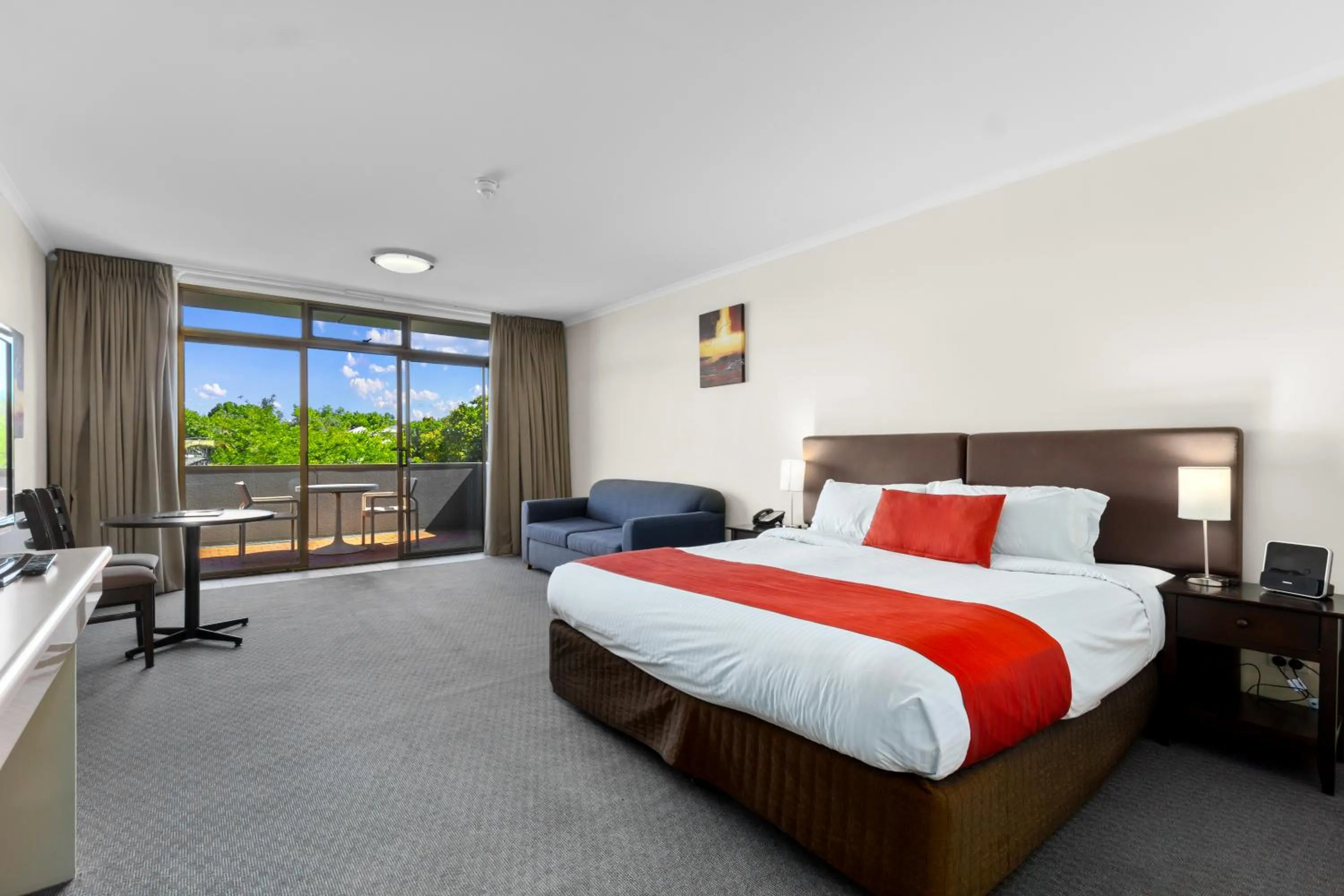 Bed in Comfort Hotel Adelaide Meridien