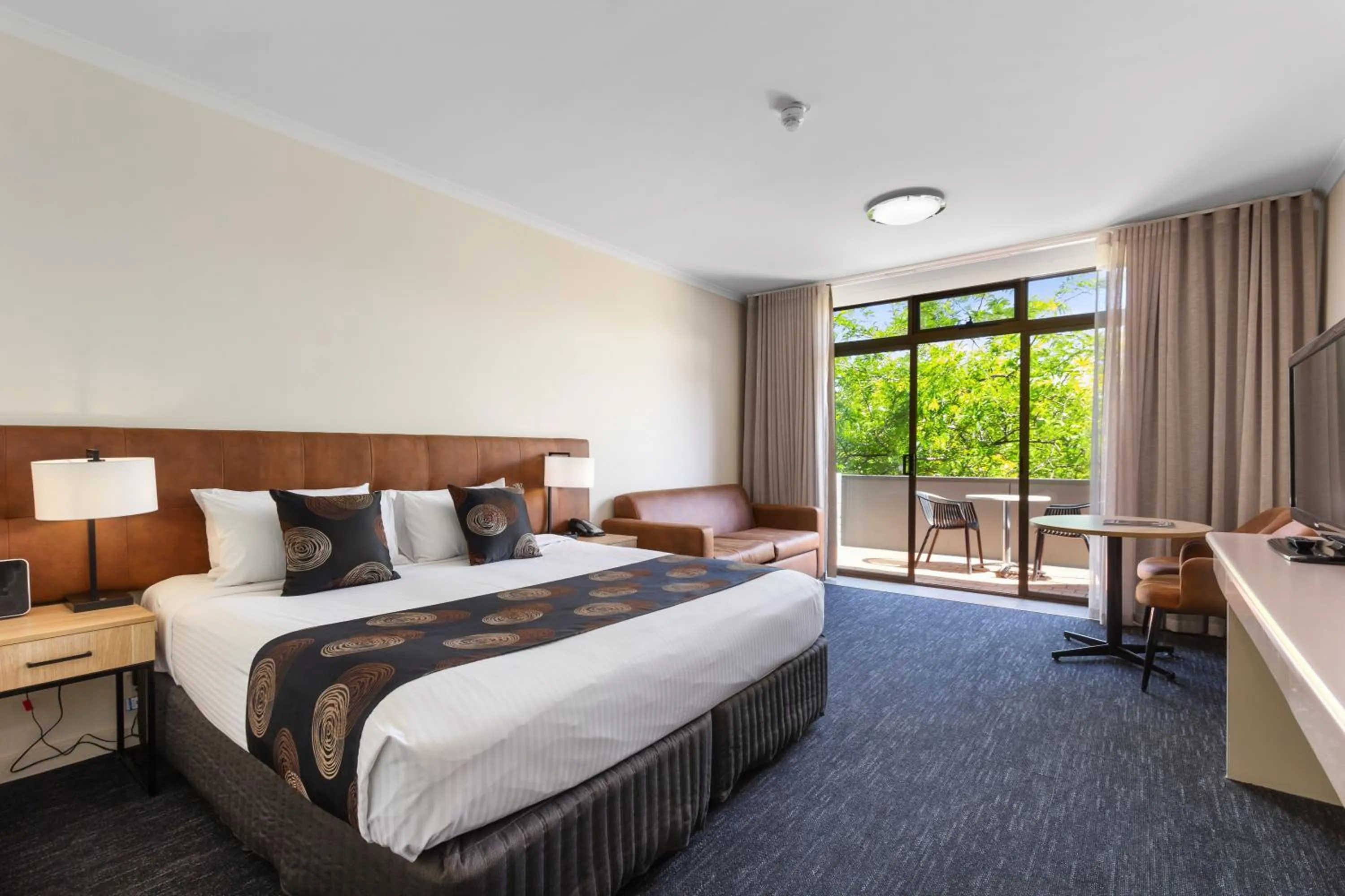 Bed in Comfort Hotel Adelaide Meridien