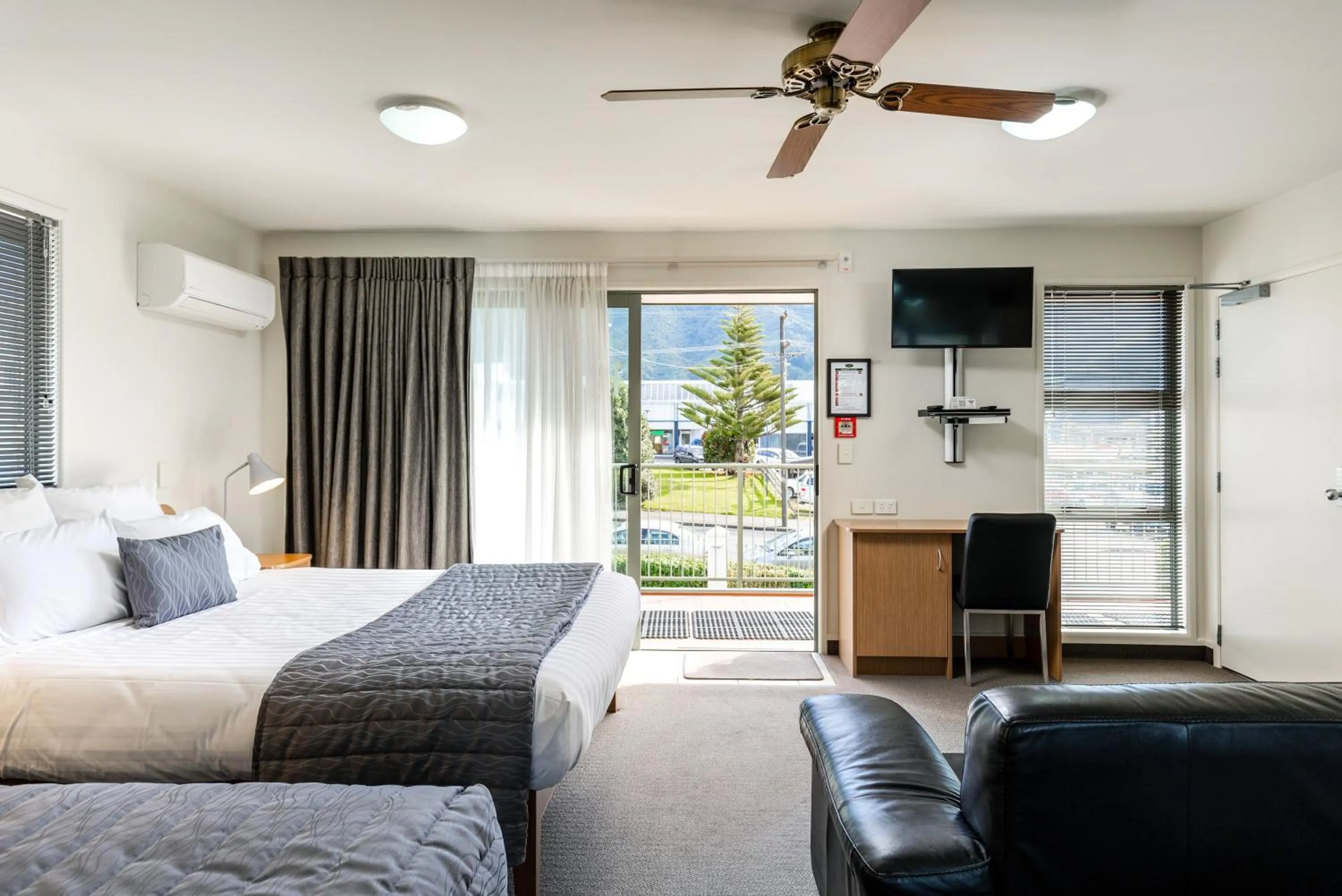 Bed in Jasmine Court Motel