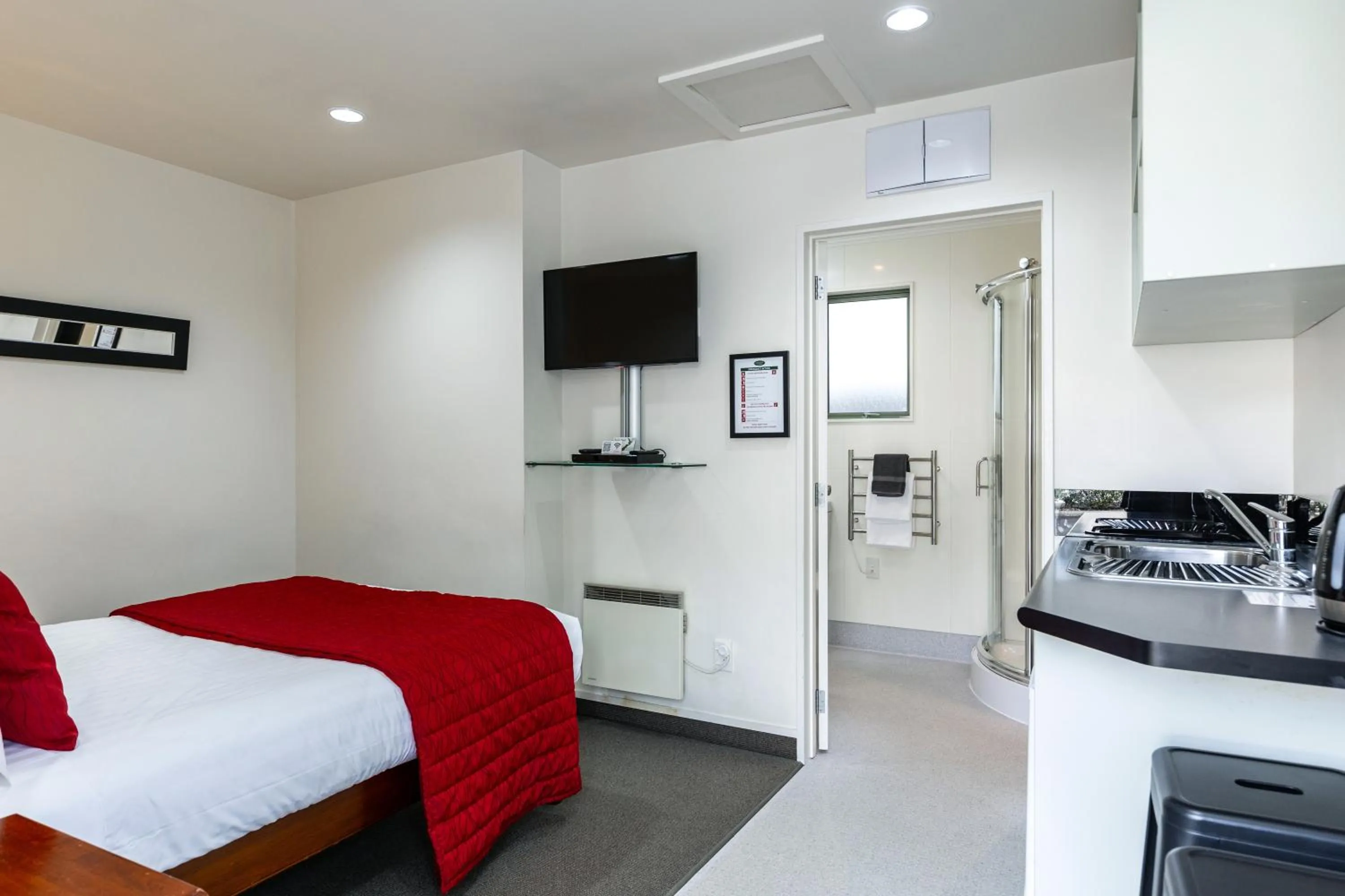 Bed in Jasmine Court Motel