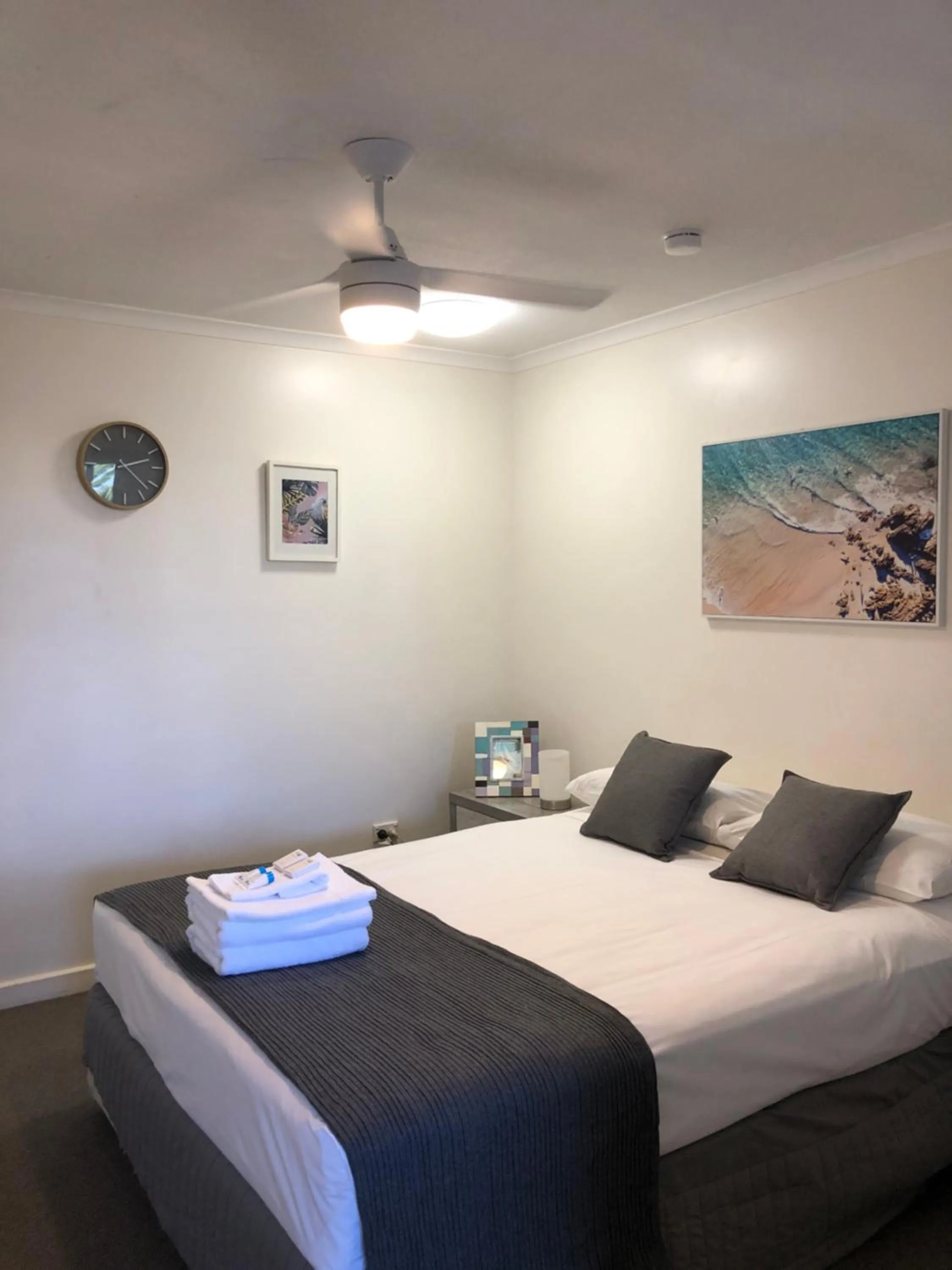 Bedroom, Bed in Coral Towers Holiday Suites