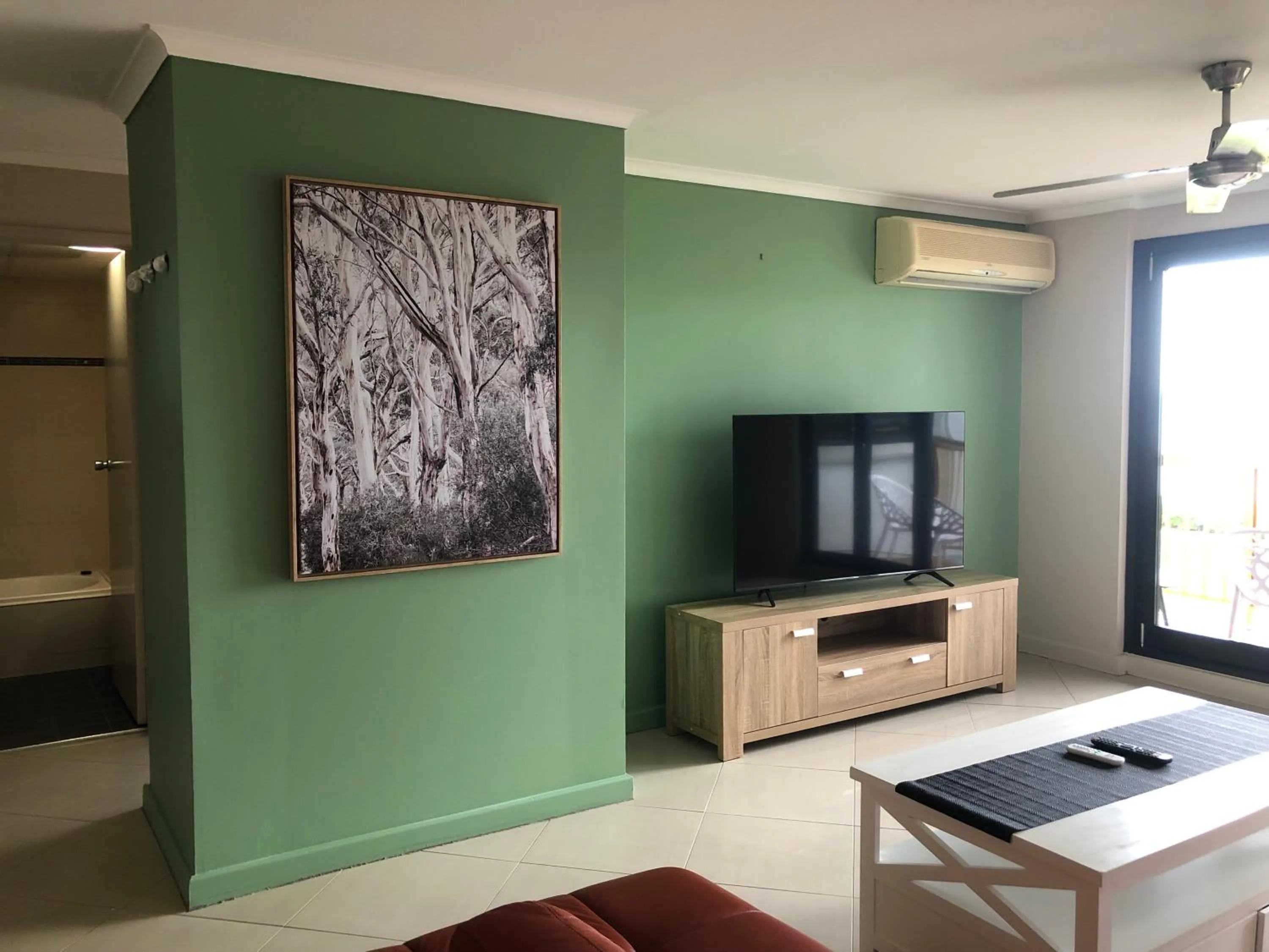 TV and multimedia in Coral Towers Holiday Suites