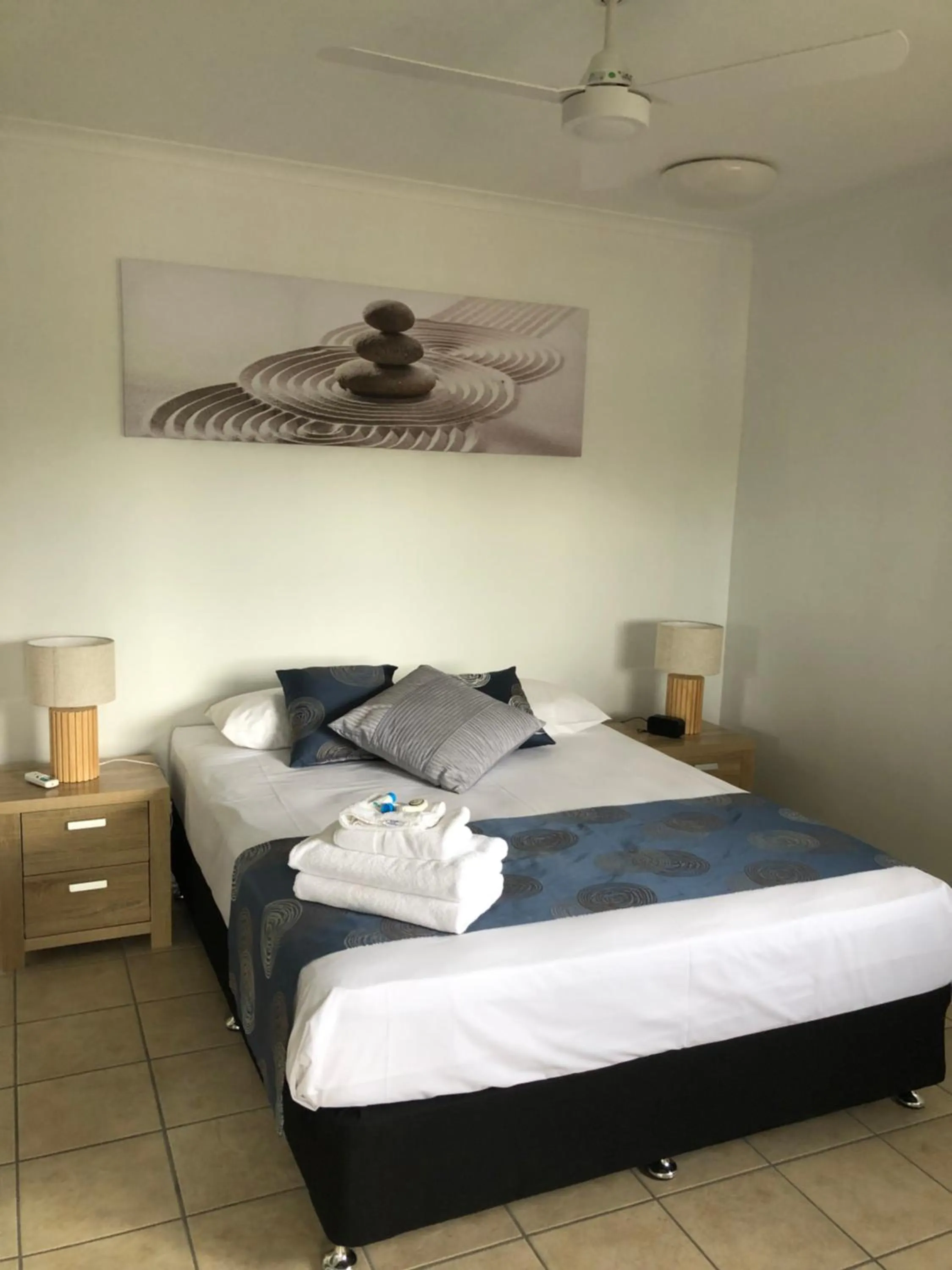 Bed in Coral Towers Holiday Suites