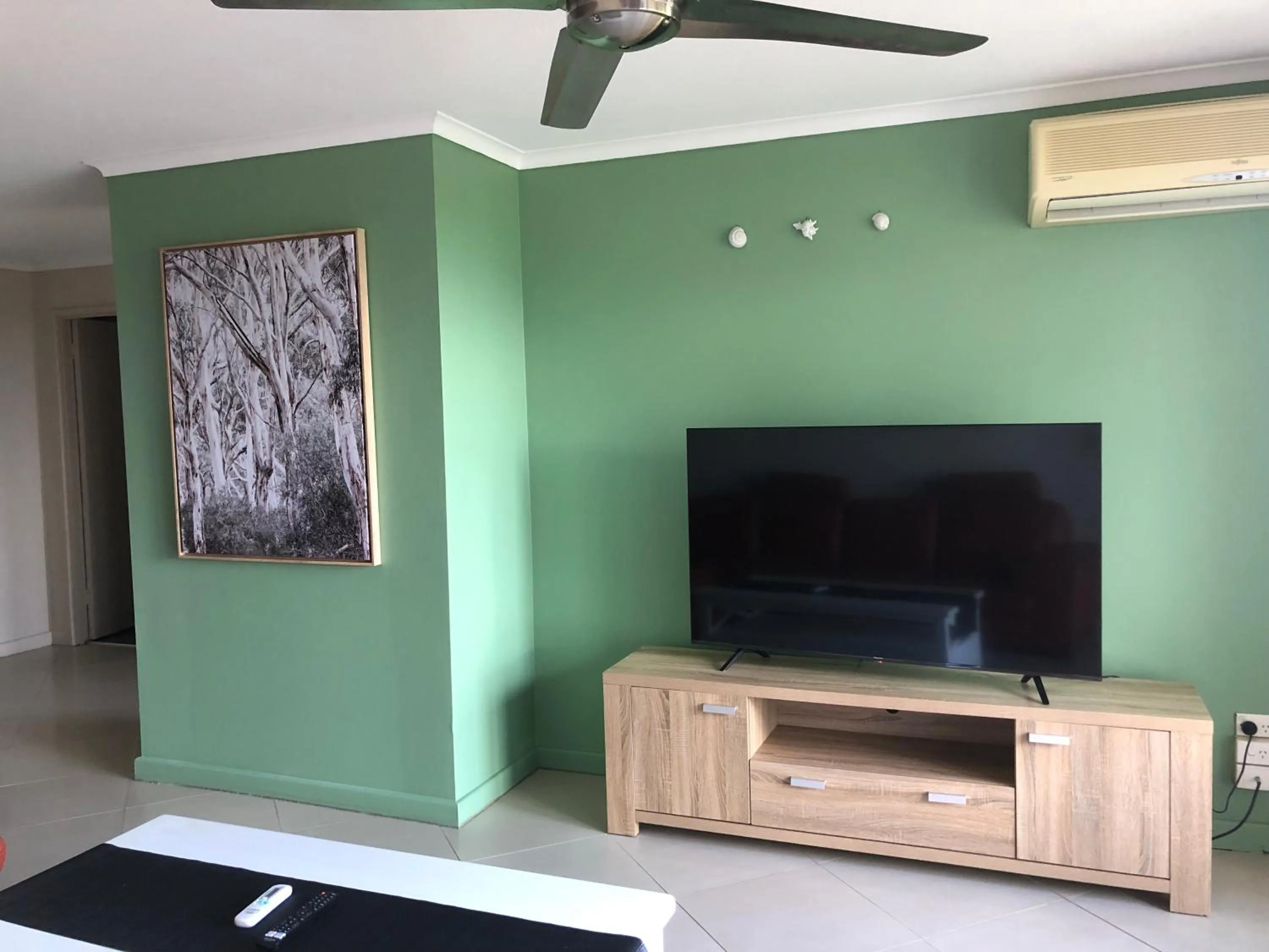 TV and multimedia in Coral Towers Holiday Suites