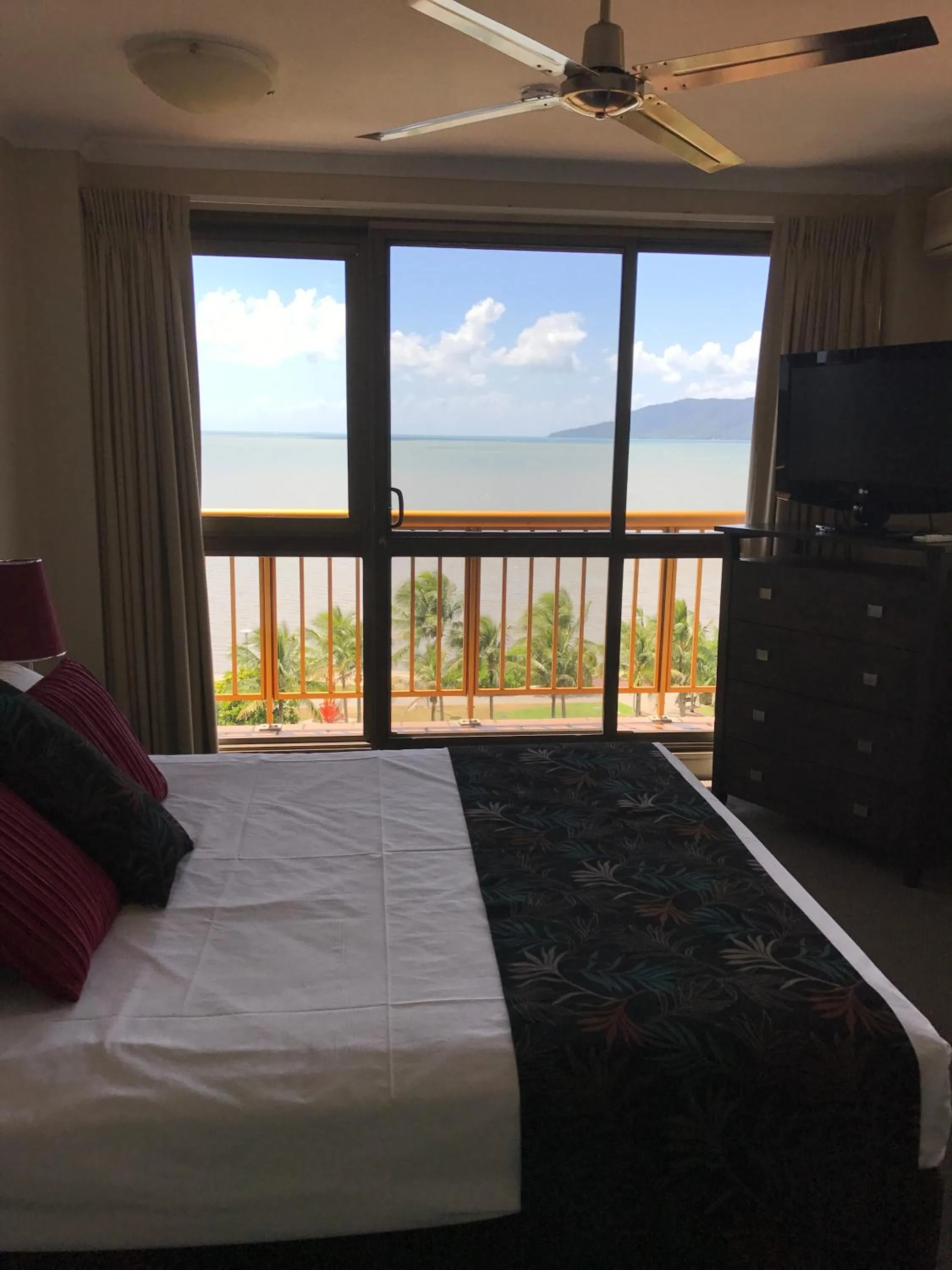 Bed in Coral Towers Holiday Suites