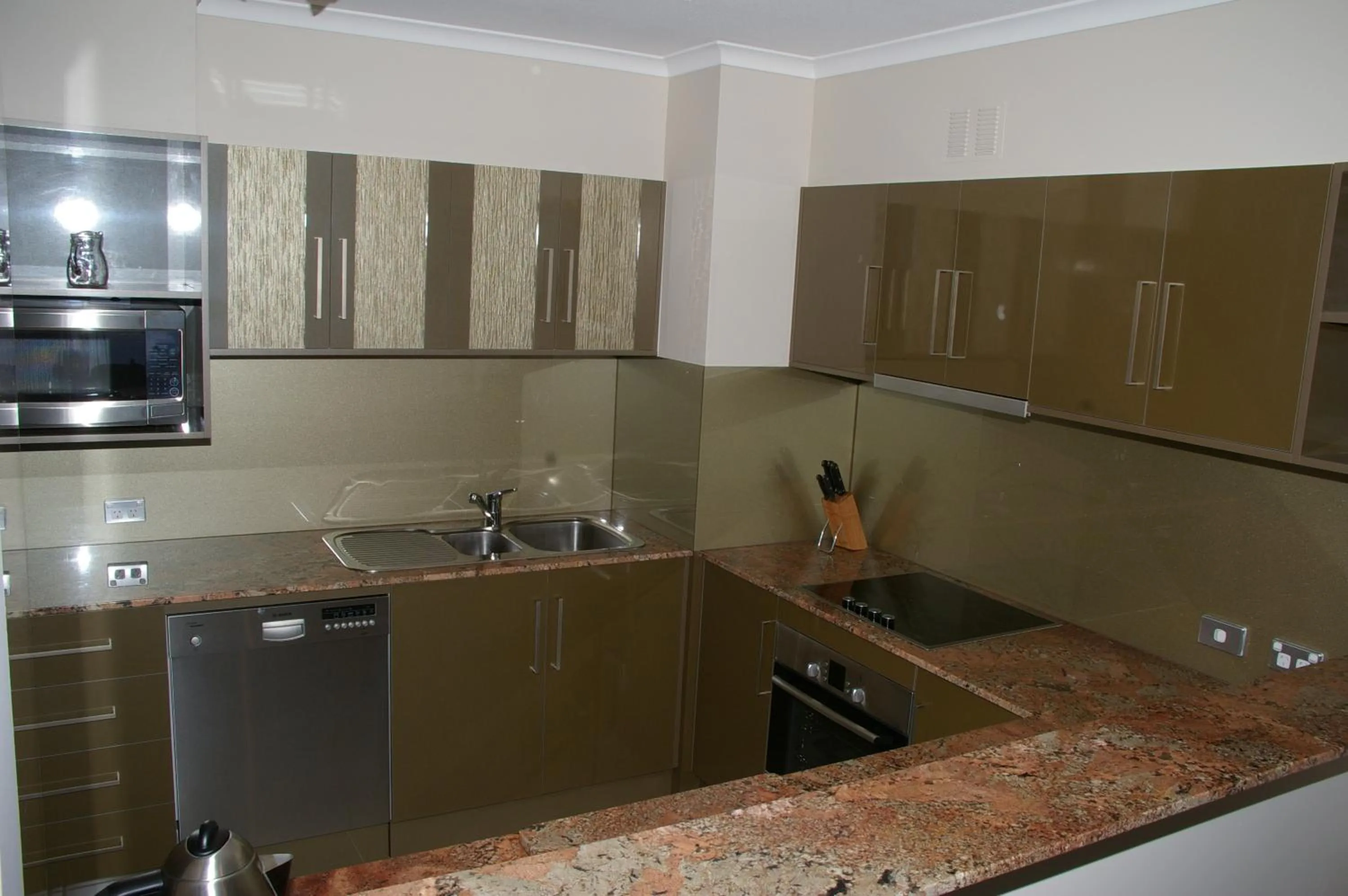 Kitchen or kitchenette in Coral Towers Holiday Suites