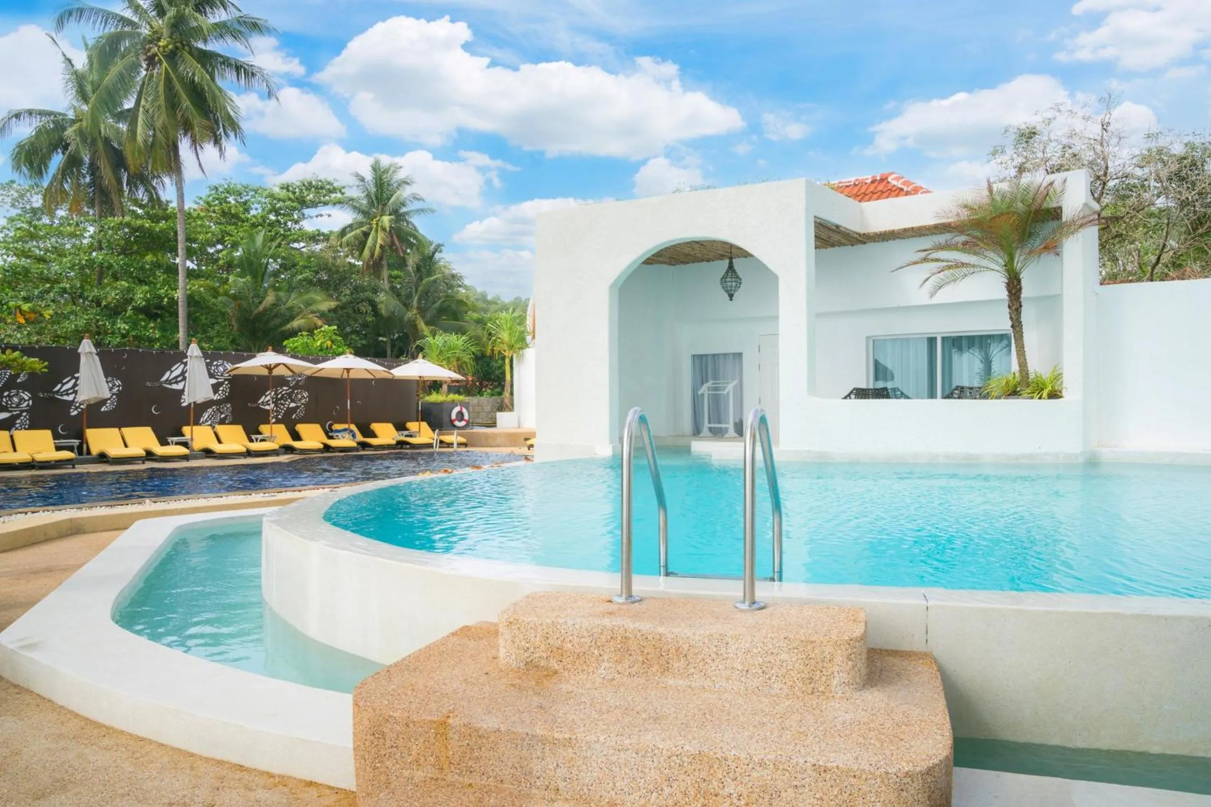 Swimming pool in Ocean Breeze Resort Khaolak