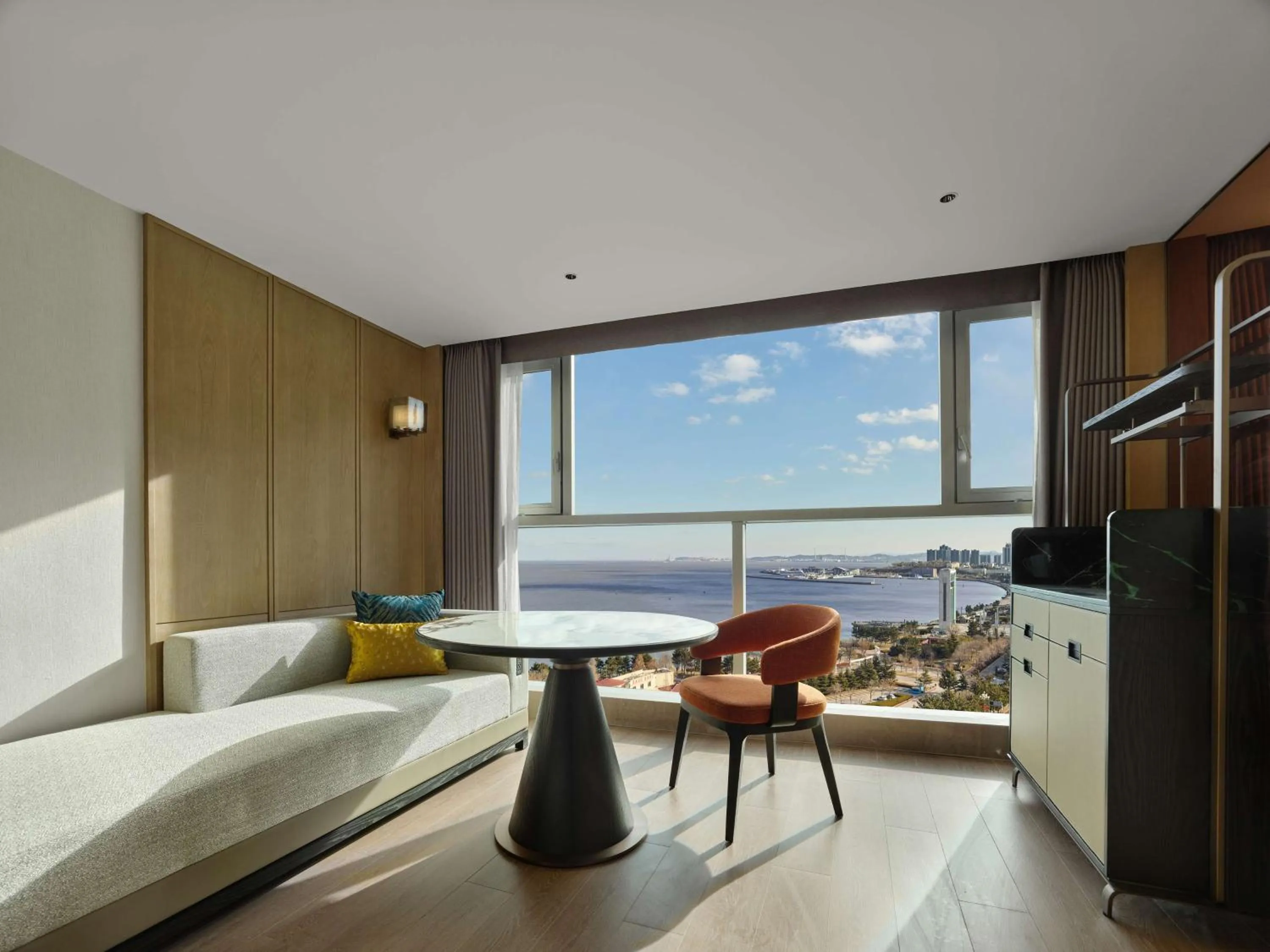 Living room, Bed in DoubleTree by Hilton Weihai