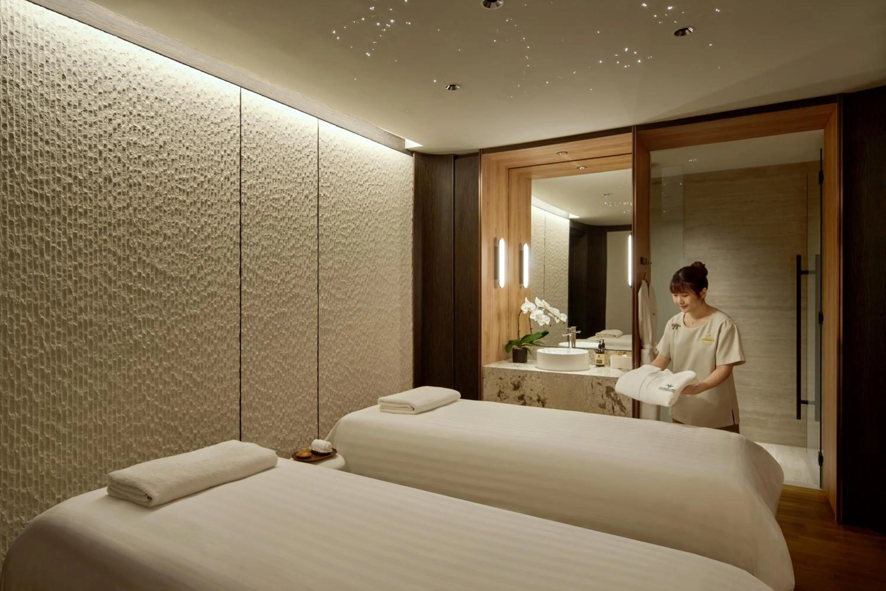 Massage, Bed in PARKROYAL Serviced Suites Singapore