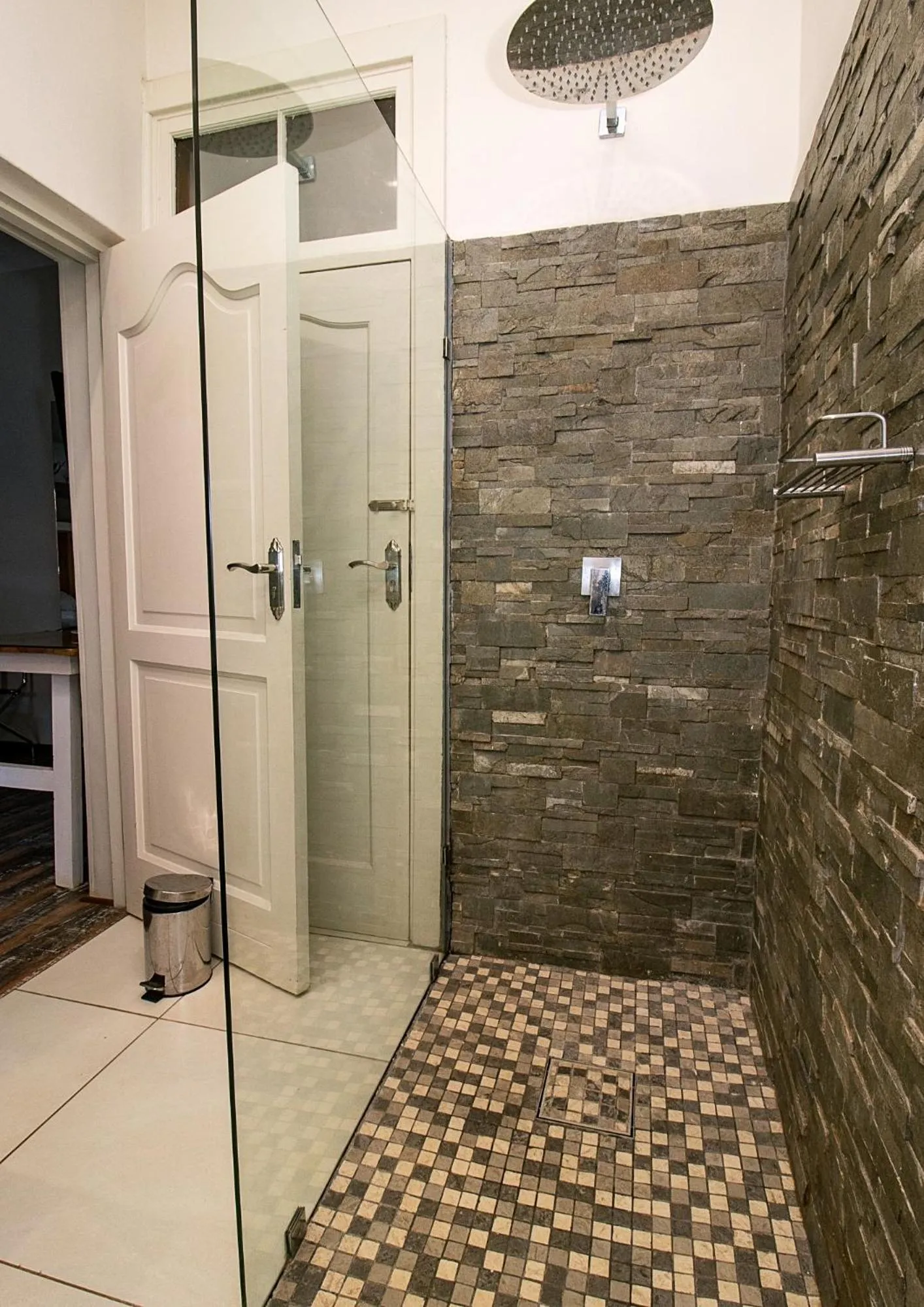 Shower in The Doors Inn