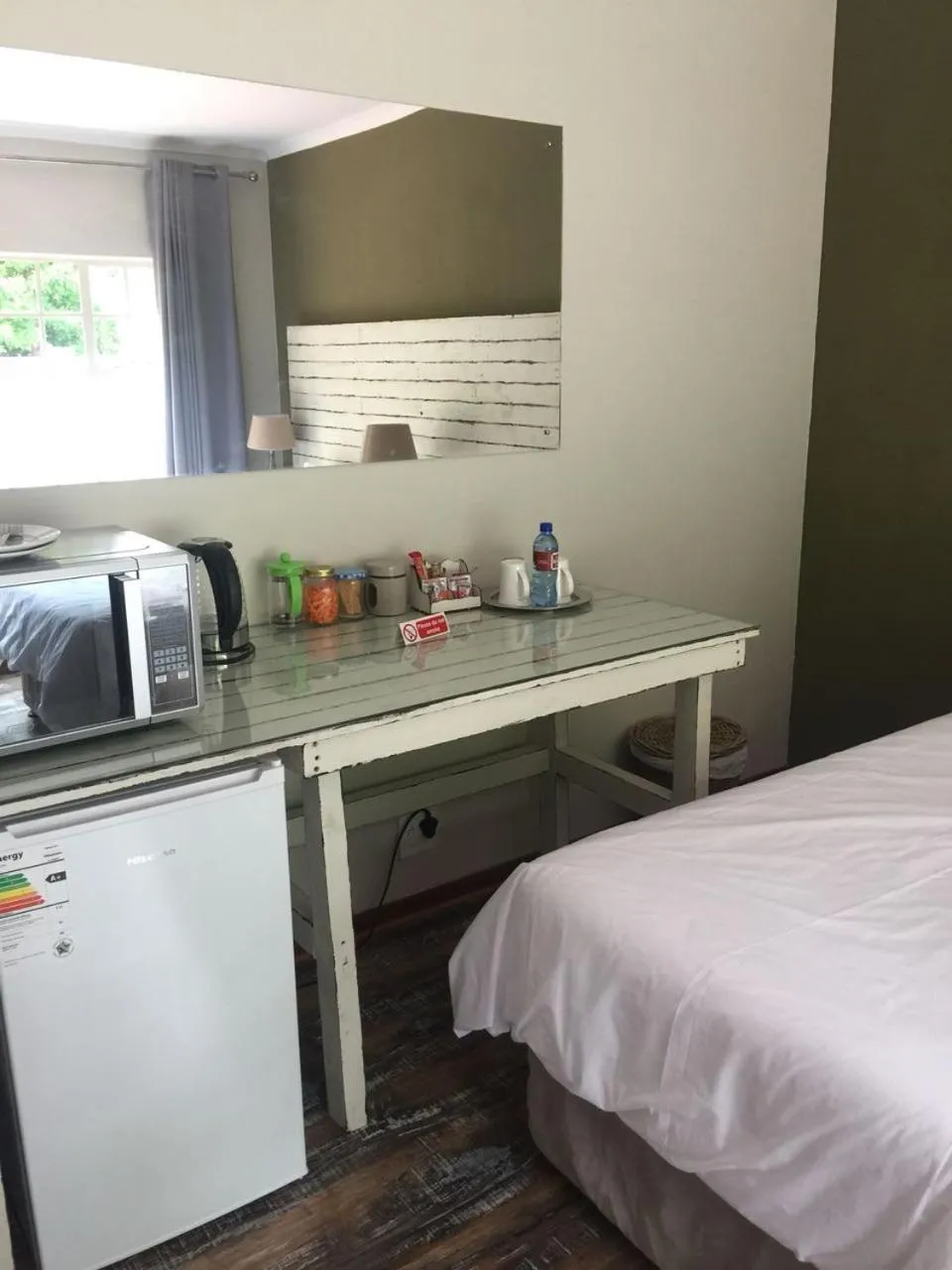 hair dresser, Bed in The Doors Inn