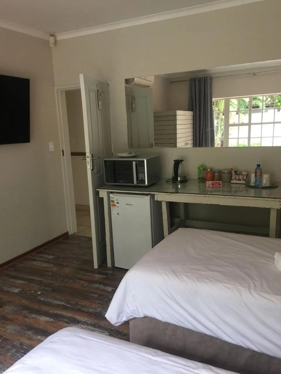 Photo of the whole room, Bed in The Doors Inn