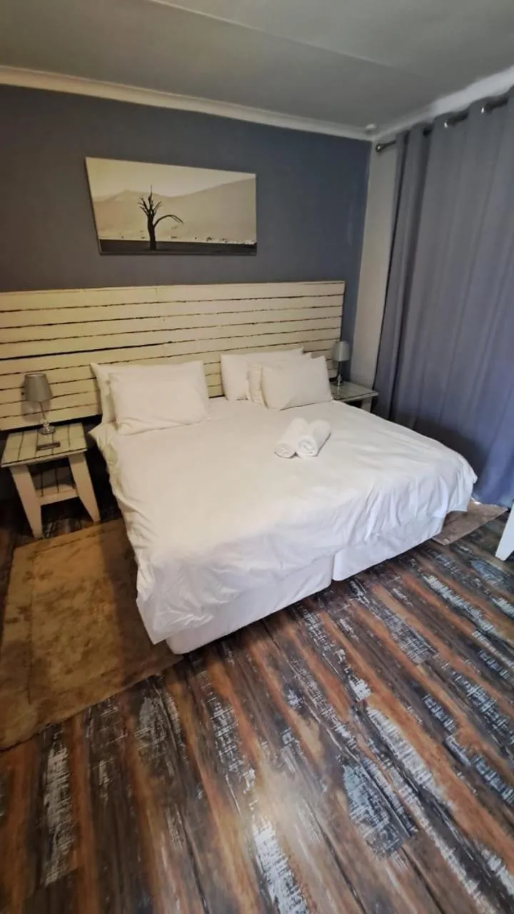 Bedroom, Bed in The Doors Inn