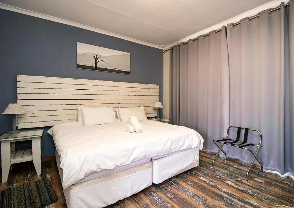 Bedroom, Bed in The Doors Inn