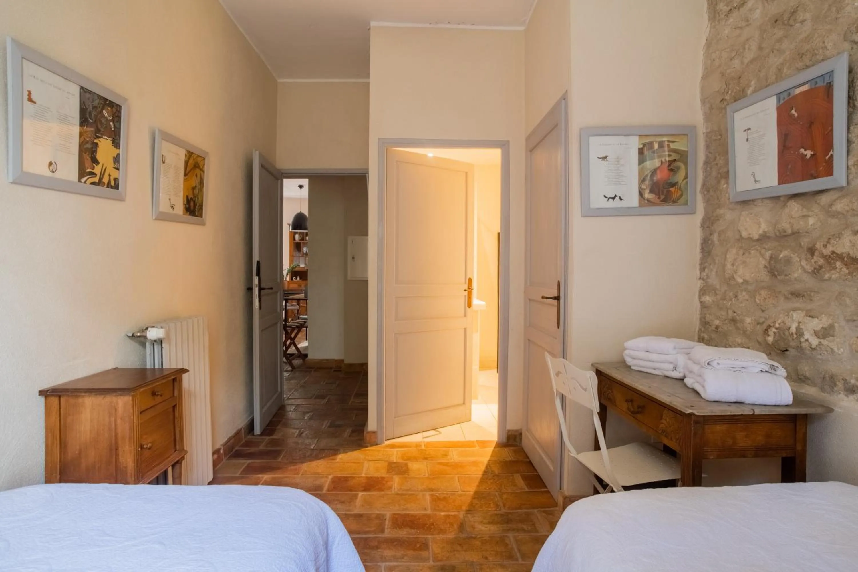 Bed in HOTEL et APPARTEMENTS DOMAINE DES CLOS - Teritoria