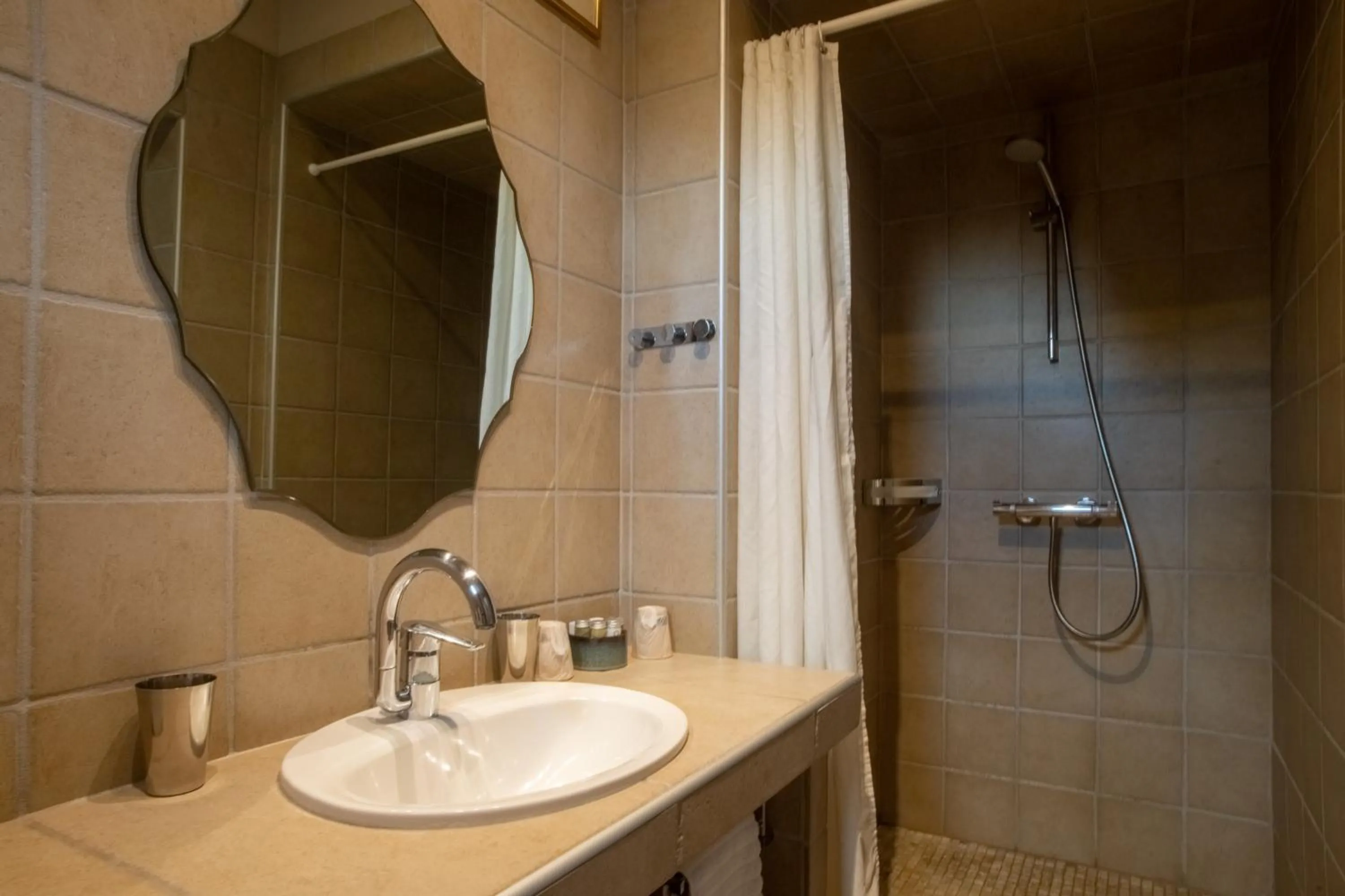 Shower in HOTEL et APPARTEMENTS DOMAINE DES CLOS - Teritoria