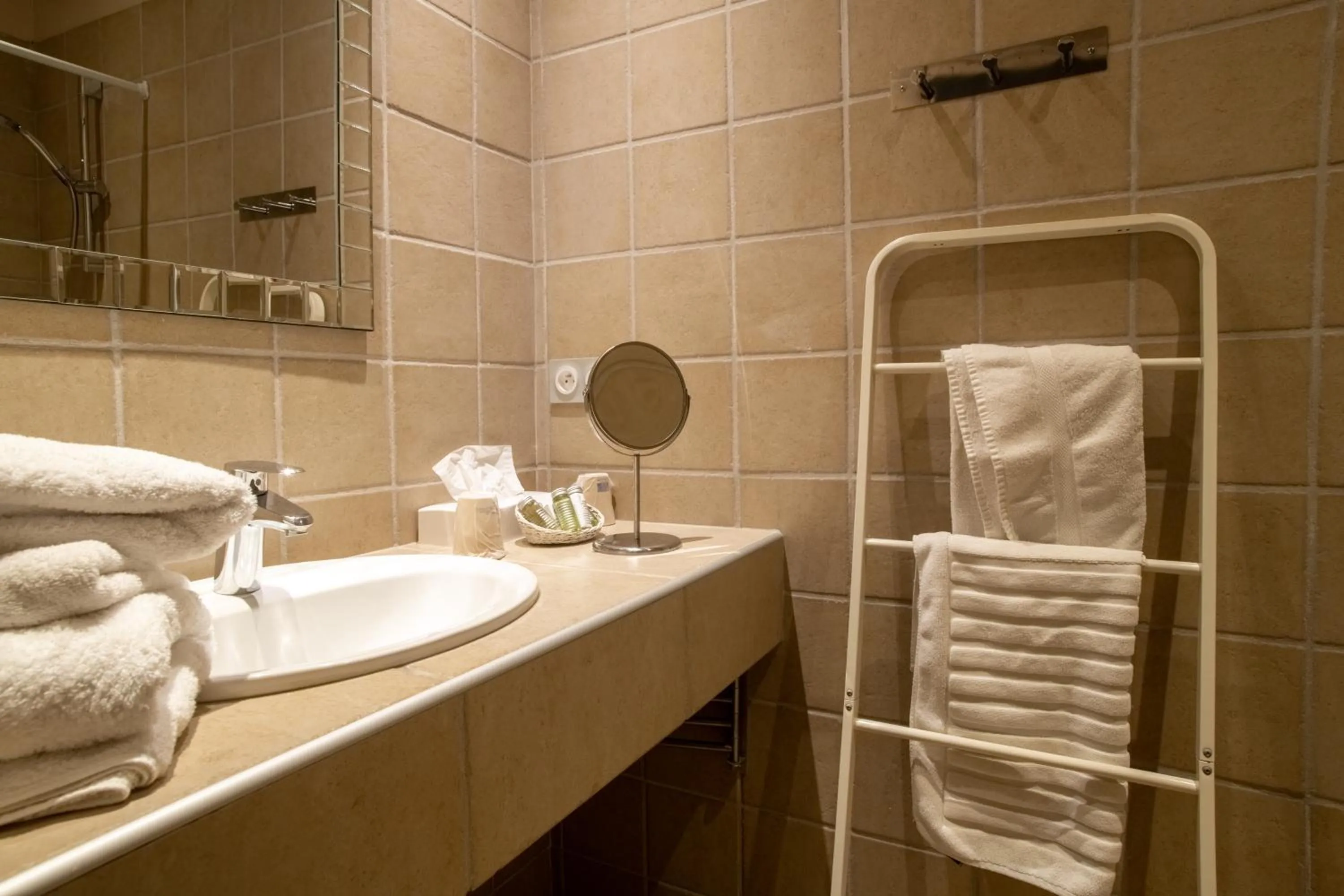 Shower in HOTEL et APPARTEMENTS DOMAINE DES CLOS - Teritoria