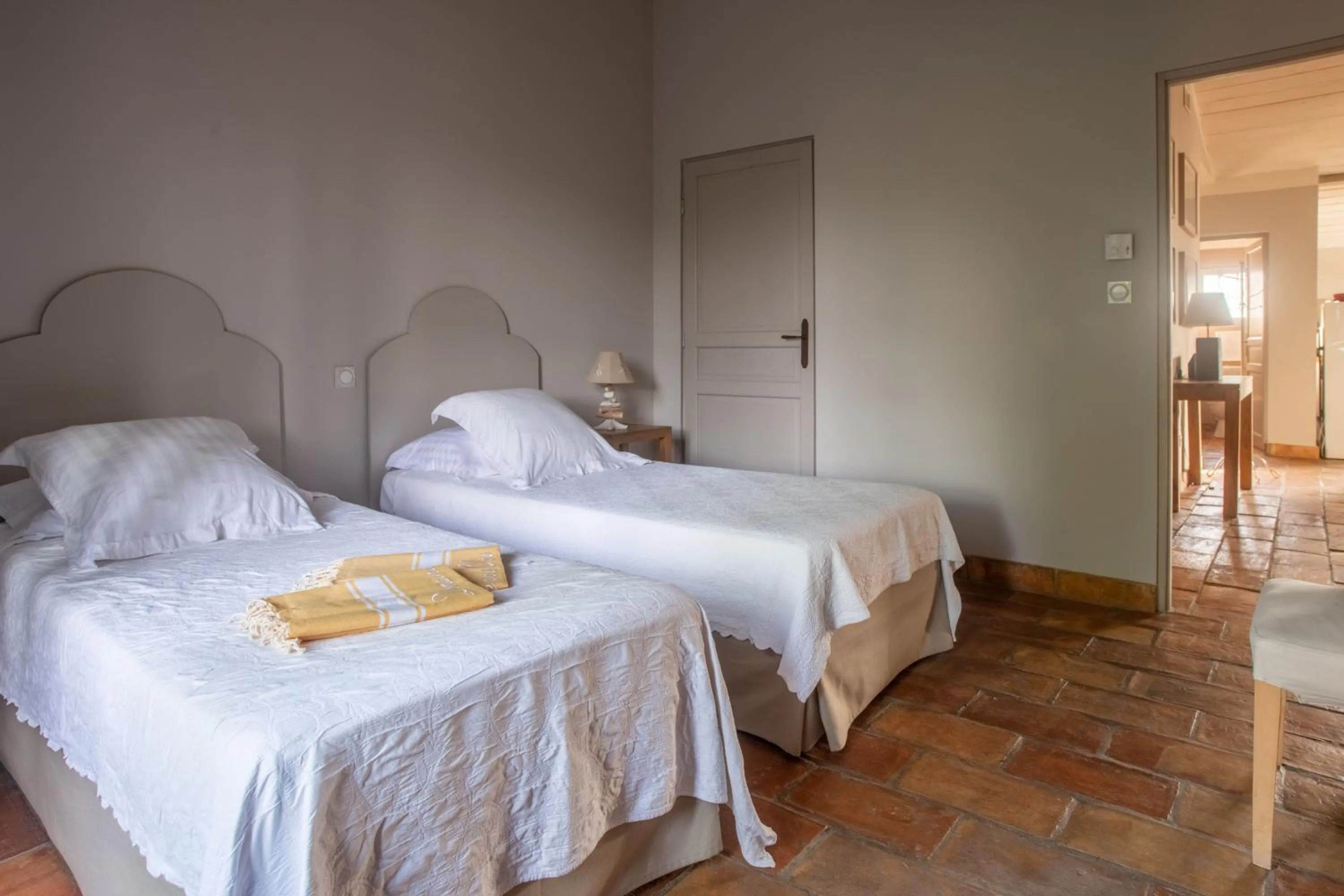 Bed in HOTEL et APPARTEMENTS DOMAINE DES CLOS - Teritoria