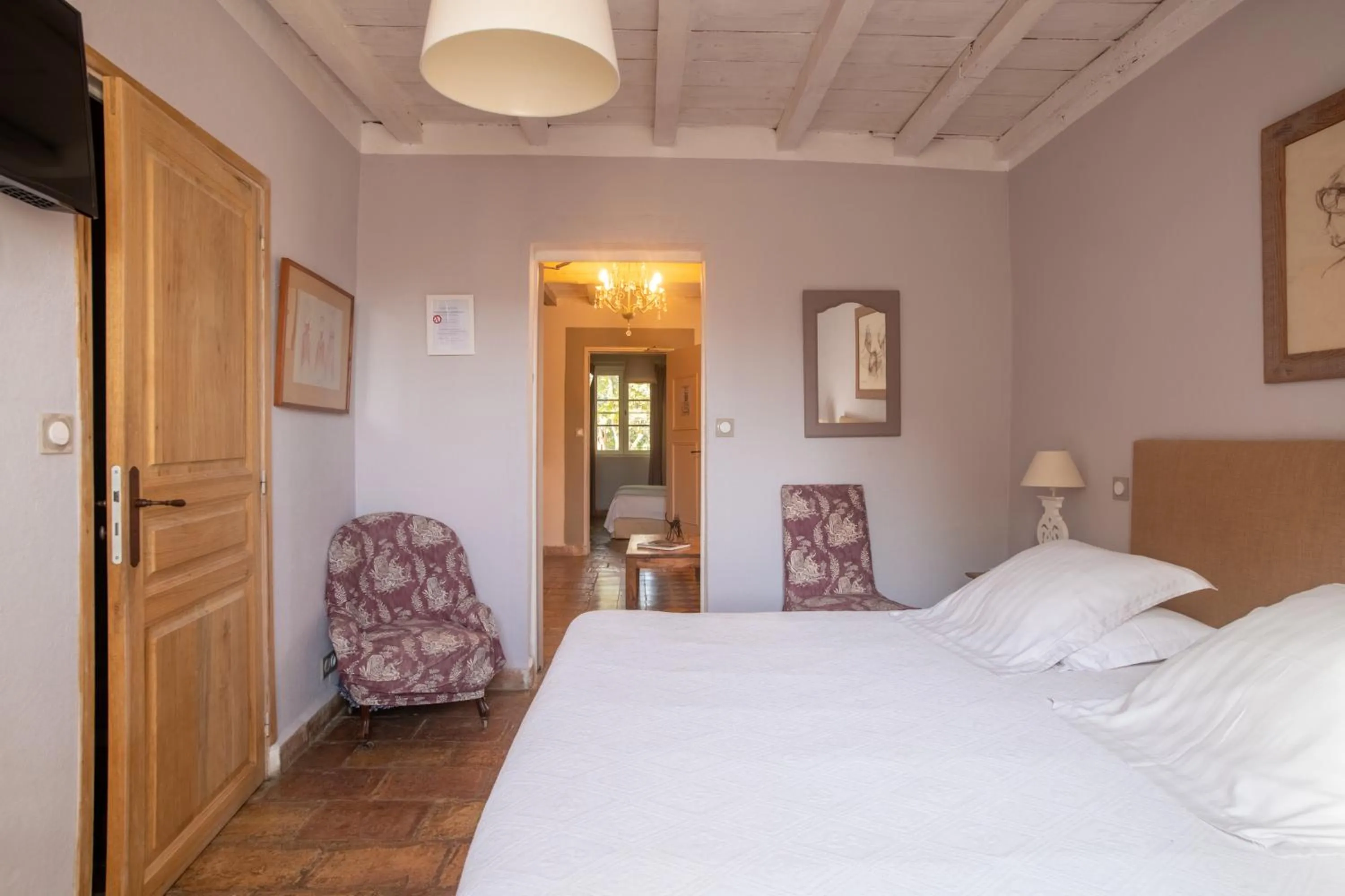 Bed in HOTEL et APPARTEMENTS DOMAINE DES CLOS - Teritoria