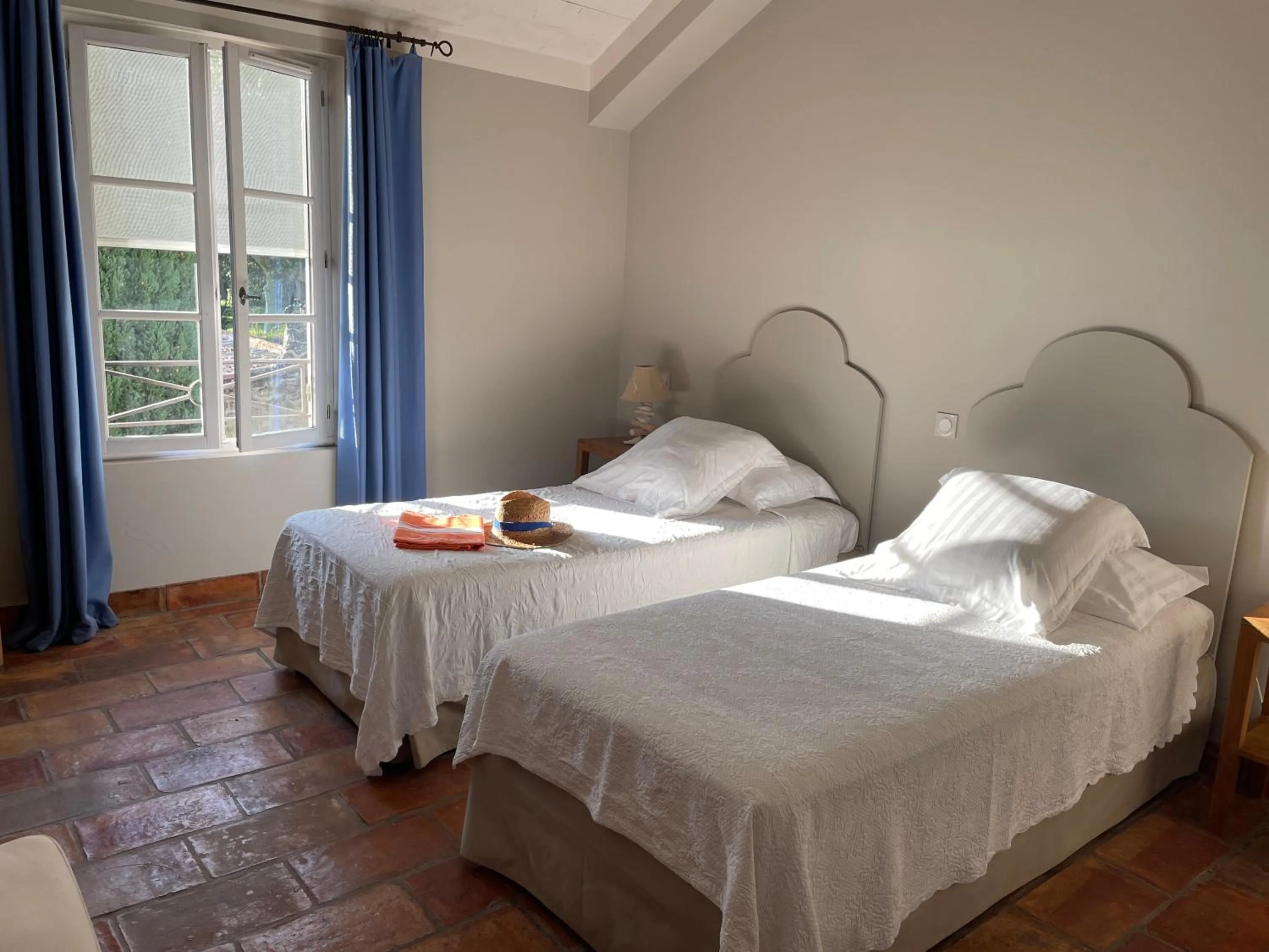 Toilet, Bed in HOTEL et APPARTEMENTS DOMAINE DES CLOS - Teritoria