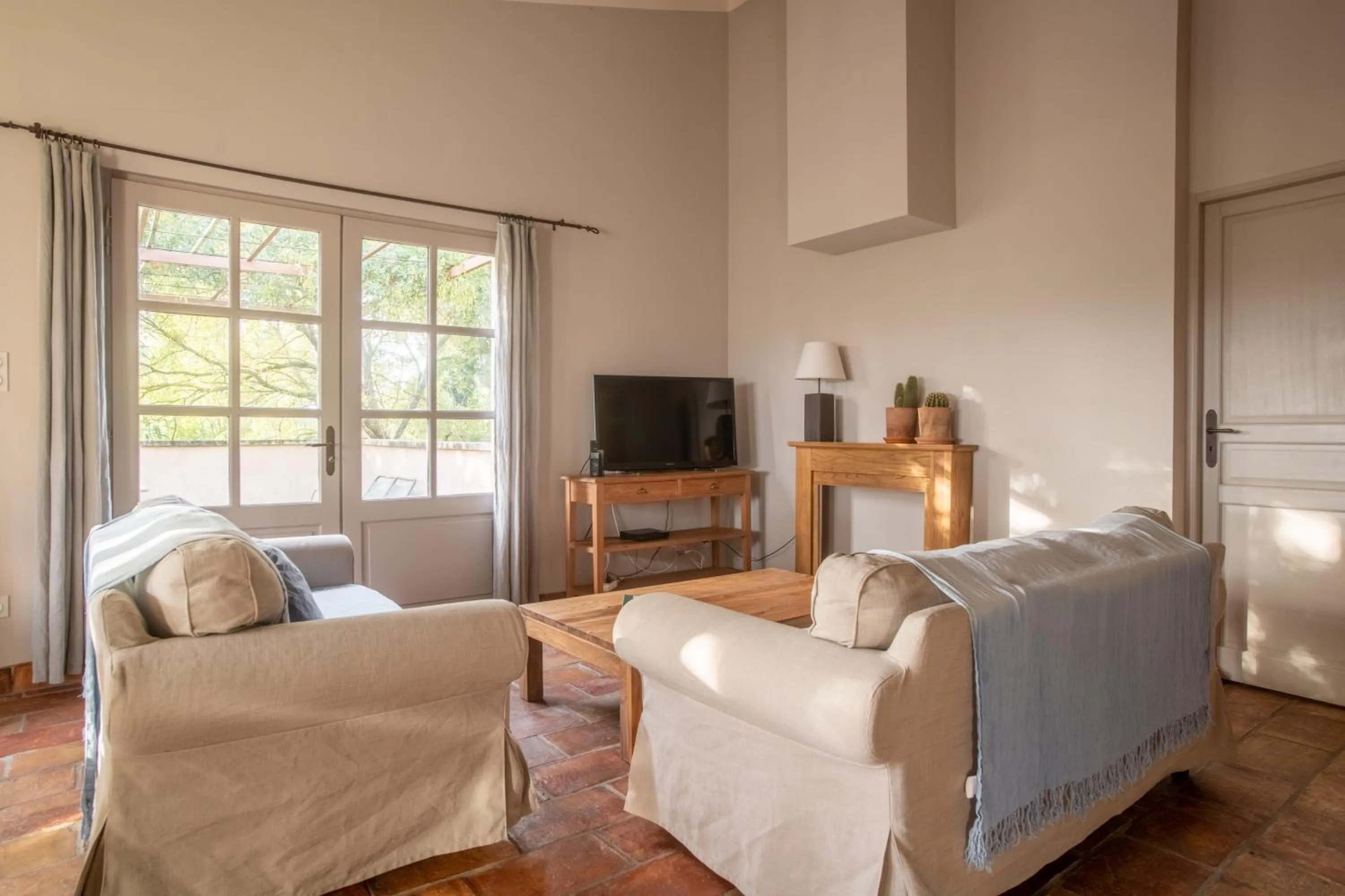 Living room, Bed in HOTEL et APPARTEMENTS DOMAINE DES CLOS - Teritoria