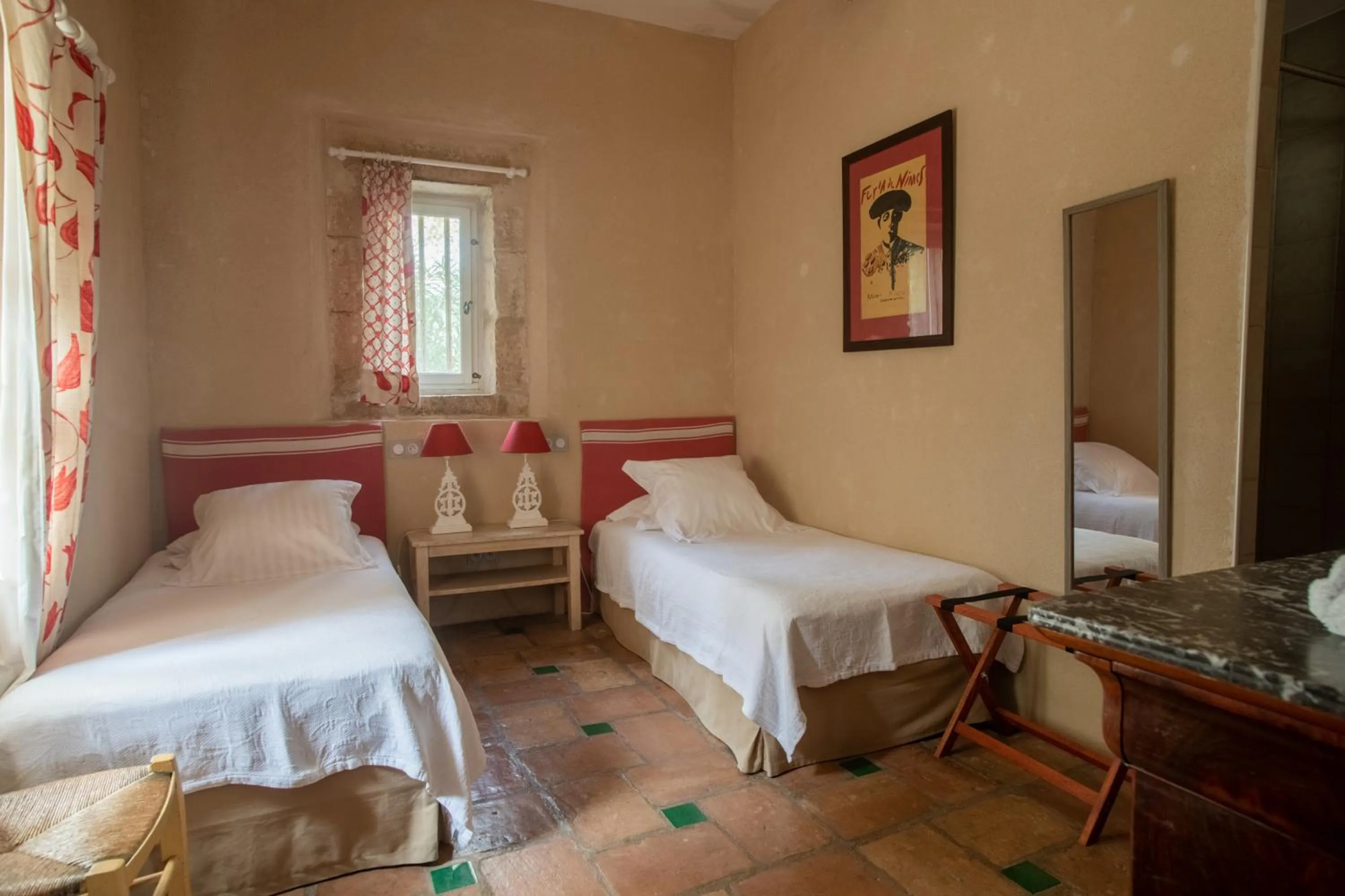 Bed in HOTEL et APPARTEMENTS DOMAINE DES CLOS - Teritoria