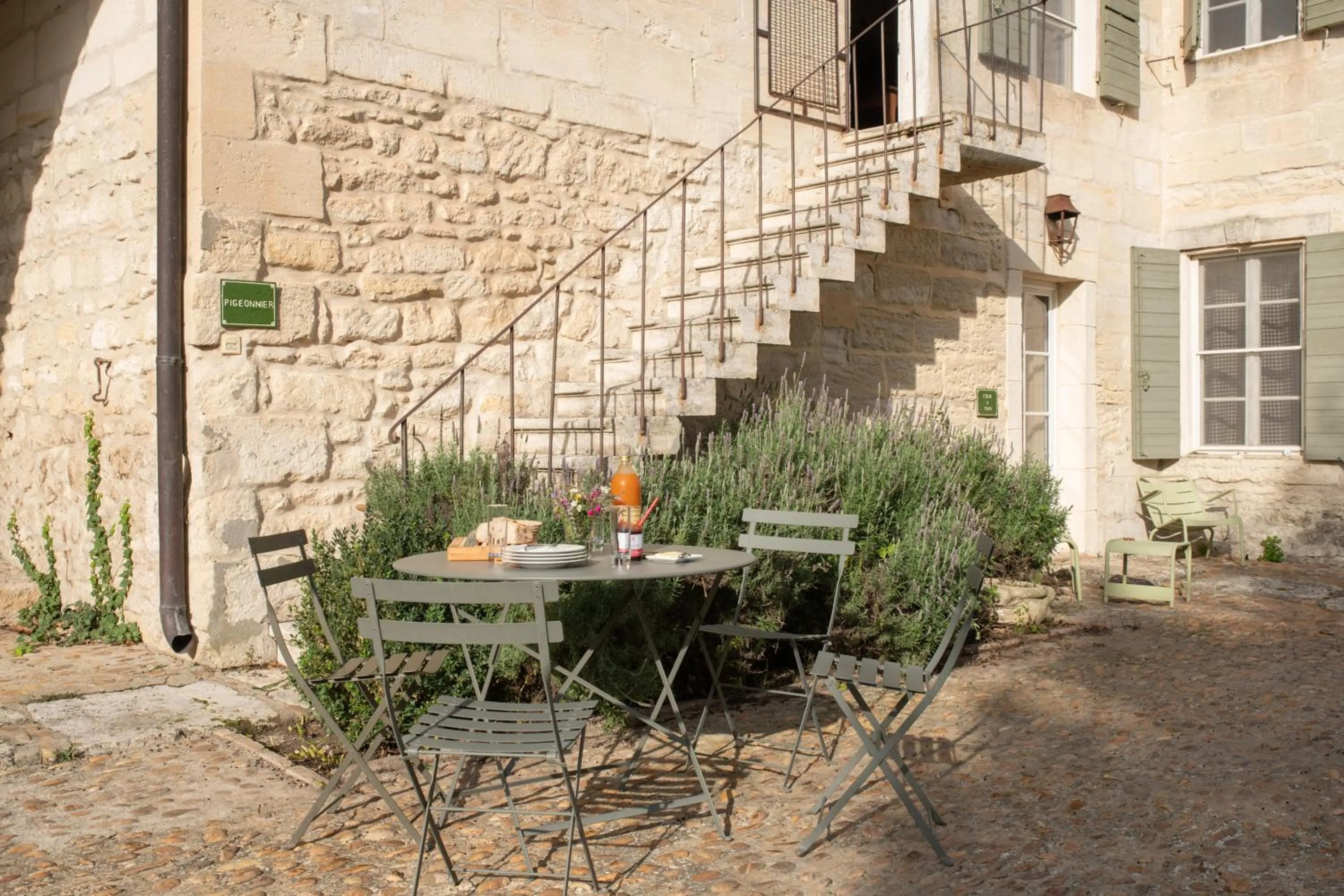 Patio in HOTEL et APPARTEMENTS DOMAINE DES CLOS - Teritoria