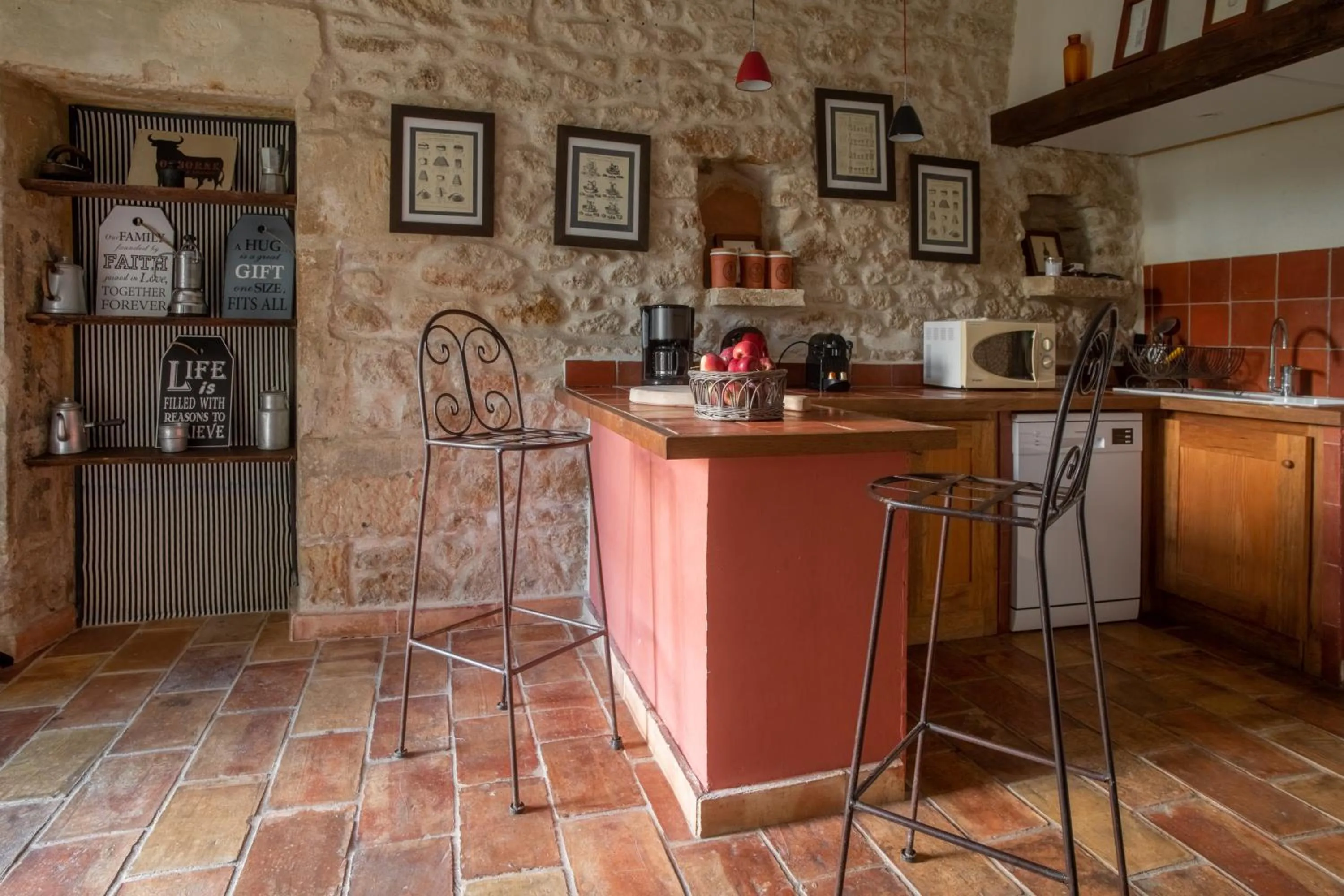 Coffee/tea facilities in HOTEL et APPARTEMENTS DOMAINE DES CLOS - Teritoria