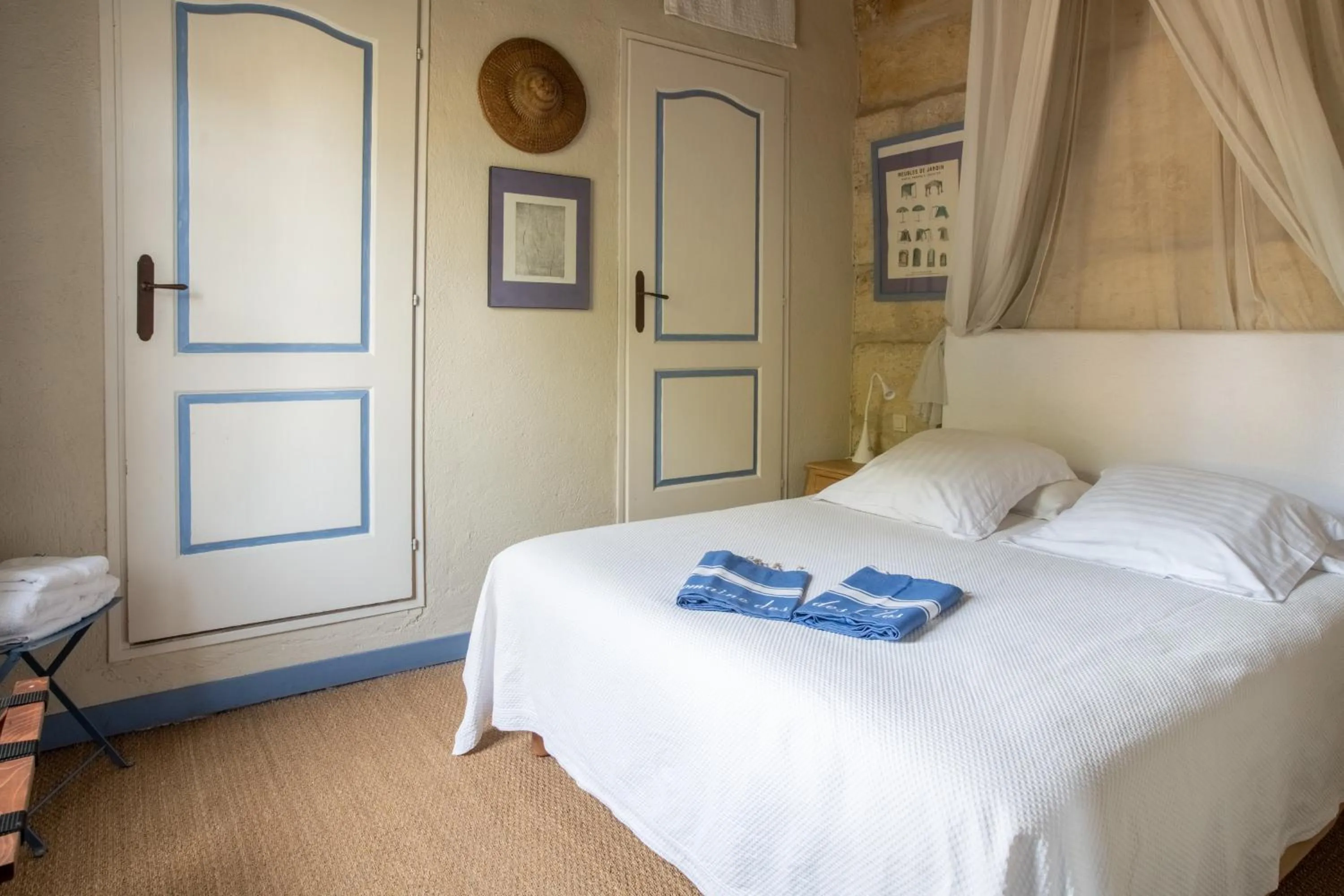 Bed in HOTEL et APPARTEMENTS DOMAINE DES CLOS - Teritoria