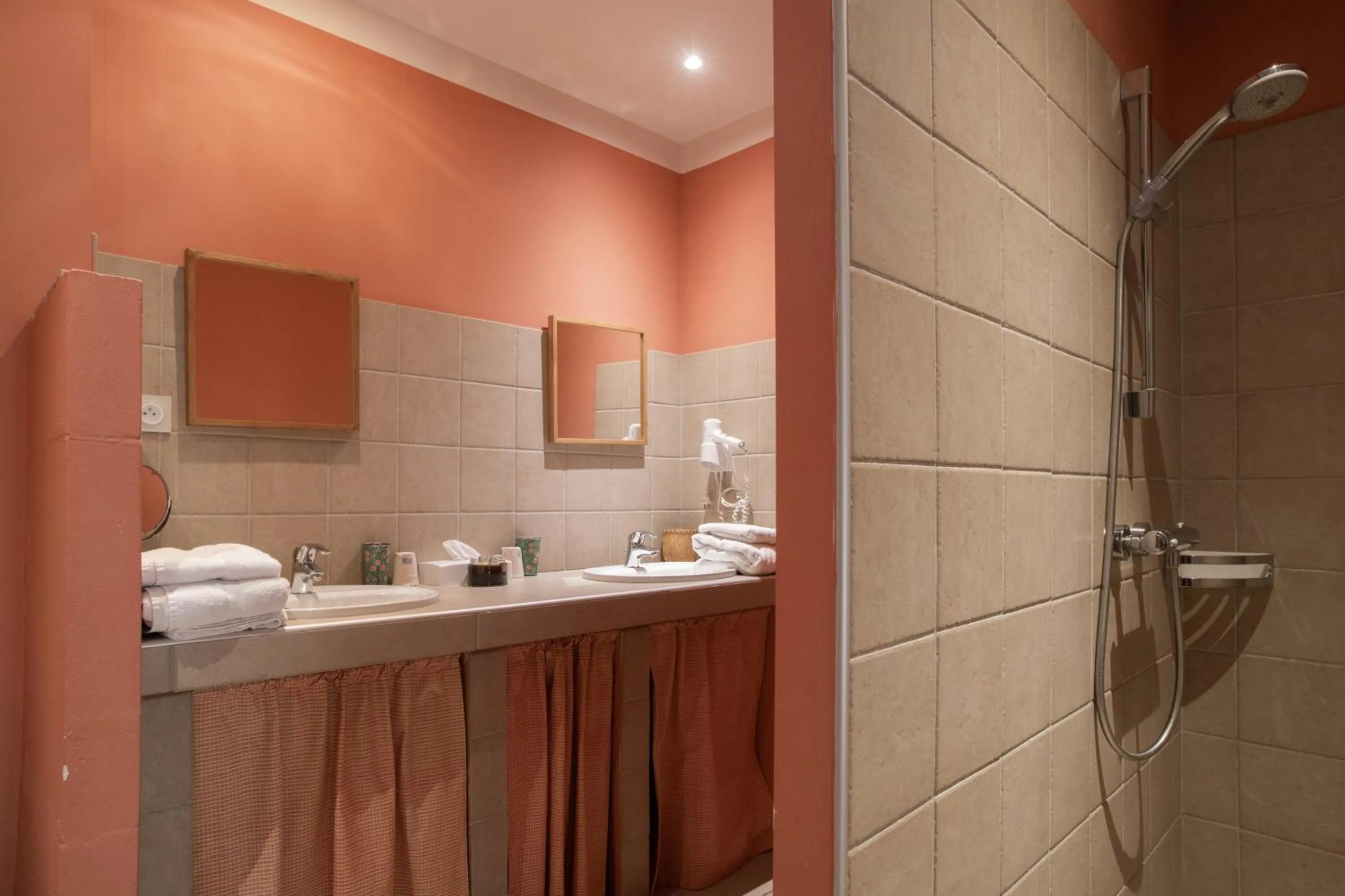 Shower in HOTEL et APPARTEMENTS DOMAINE DES CLOS - Teritoria