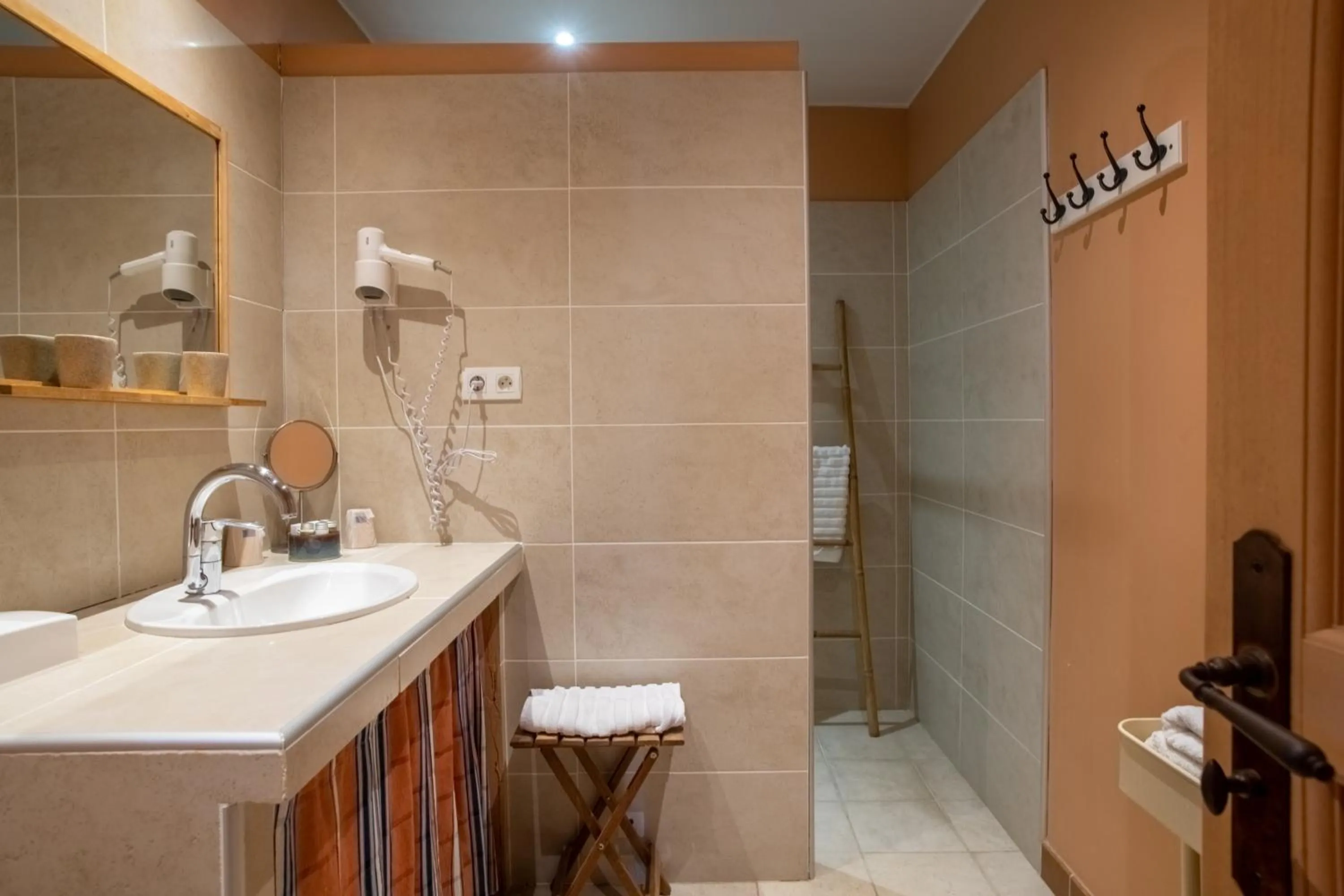 Shower in HOTEL et APPARTEMENTS DOMAINE DES CLOS - Teritoria