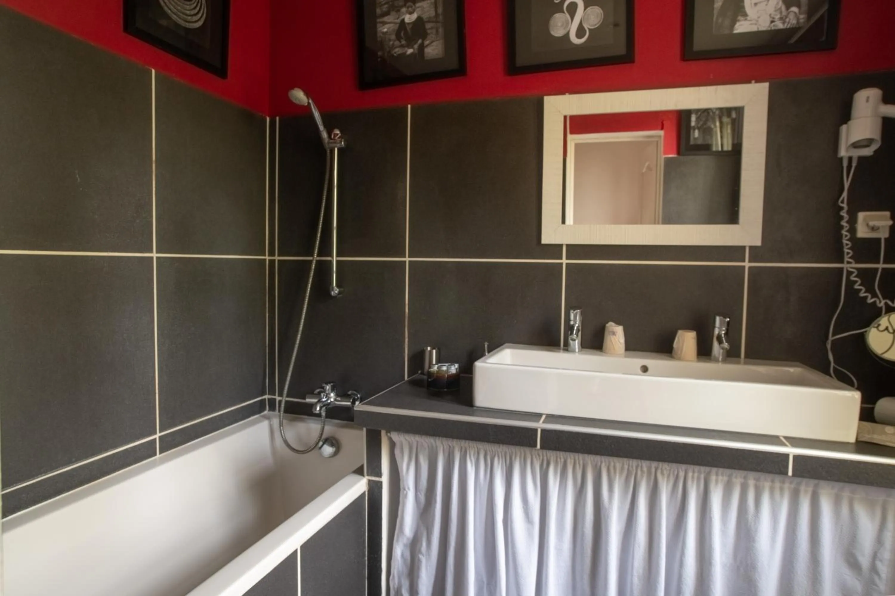 Bathroom in HOTEL et APPARTEMENTS DOMAINE DES CLOS - Teritoria