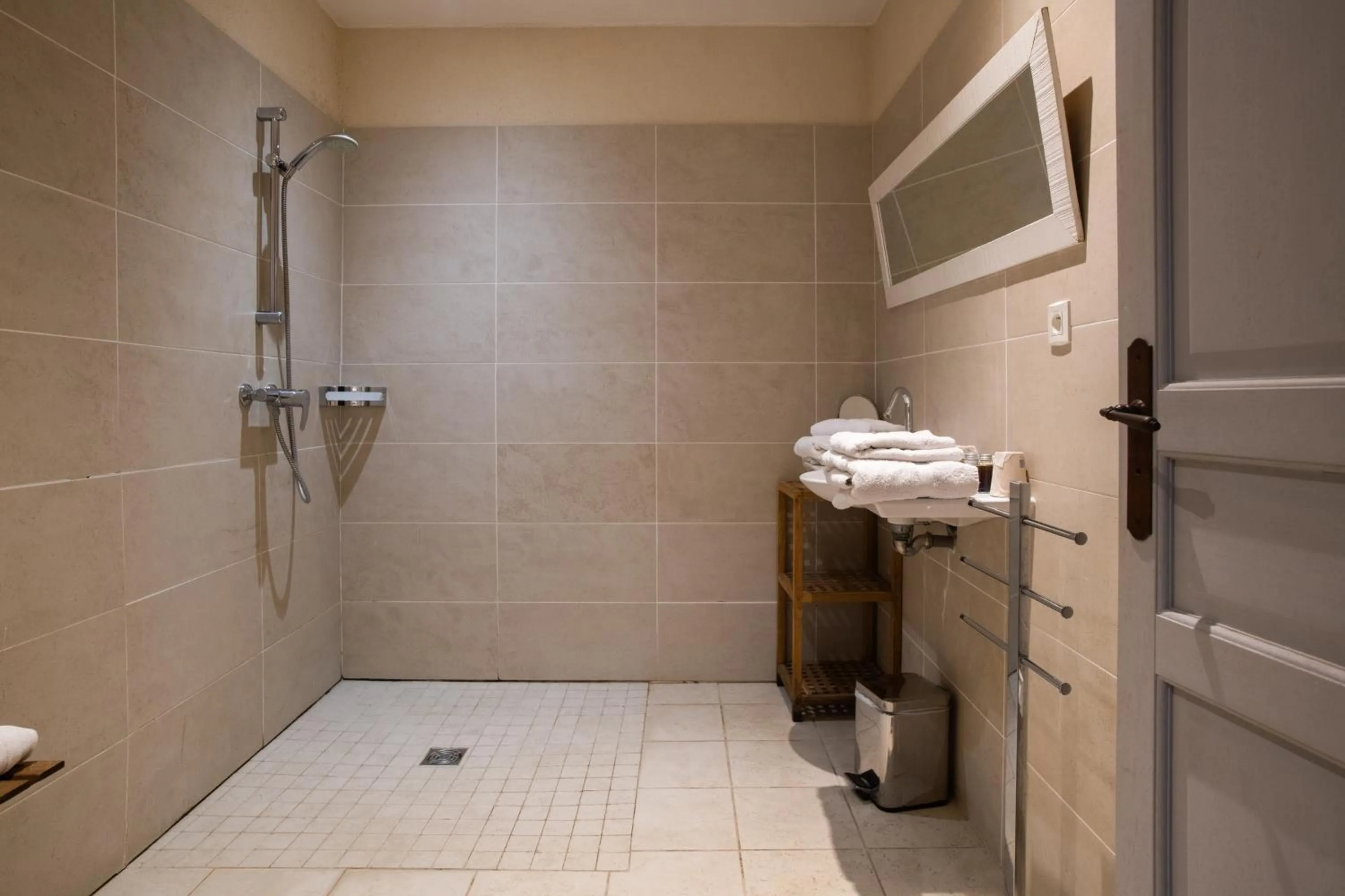 Shower in HOTEL et APPARTEMENTS DOMAINE DES CLOS - Teritoria