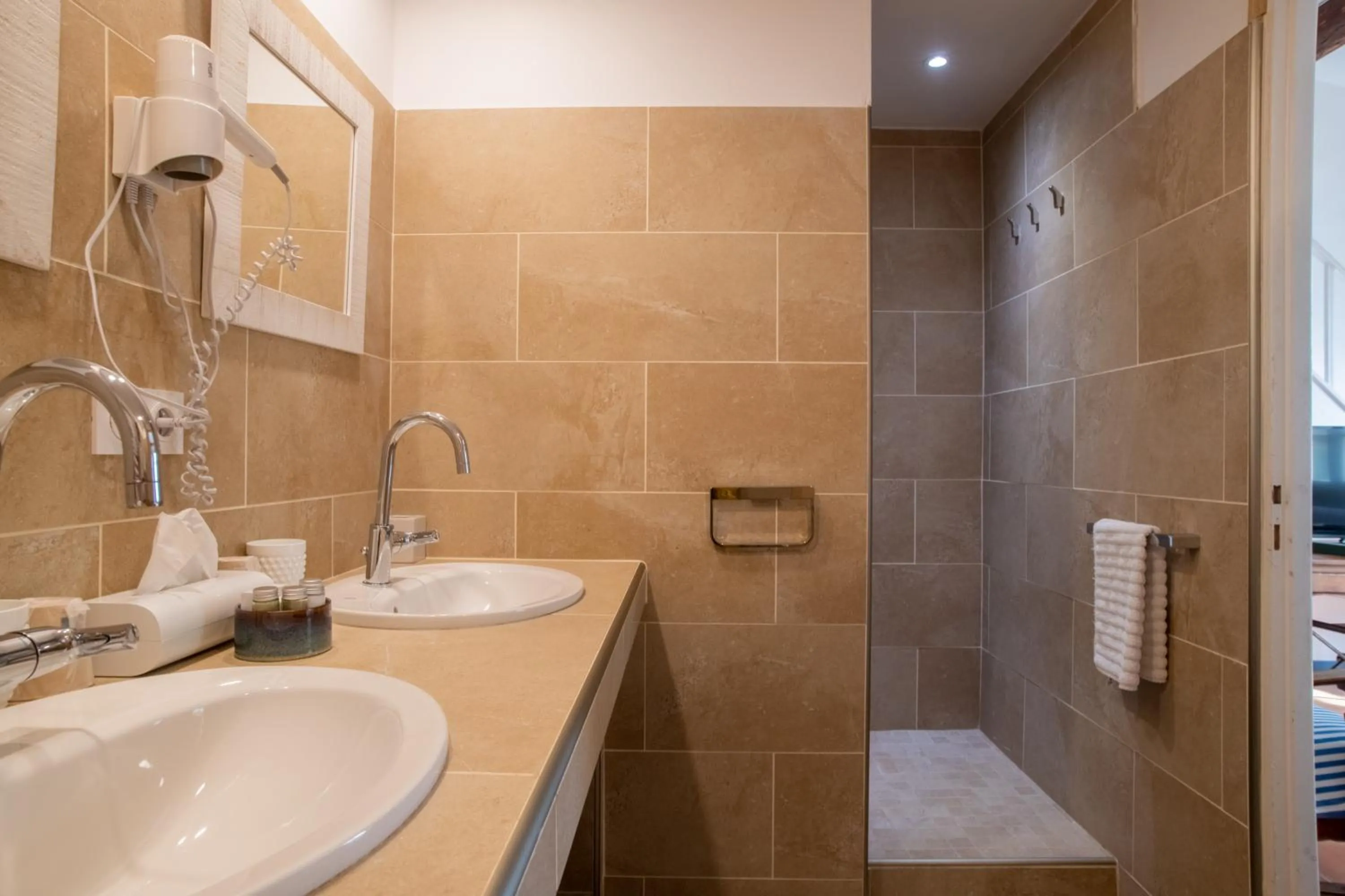 Shower in HOTEL et APPARTEMENTS DOMAINE DES CLOS - Teritoria