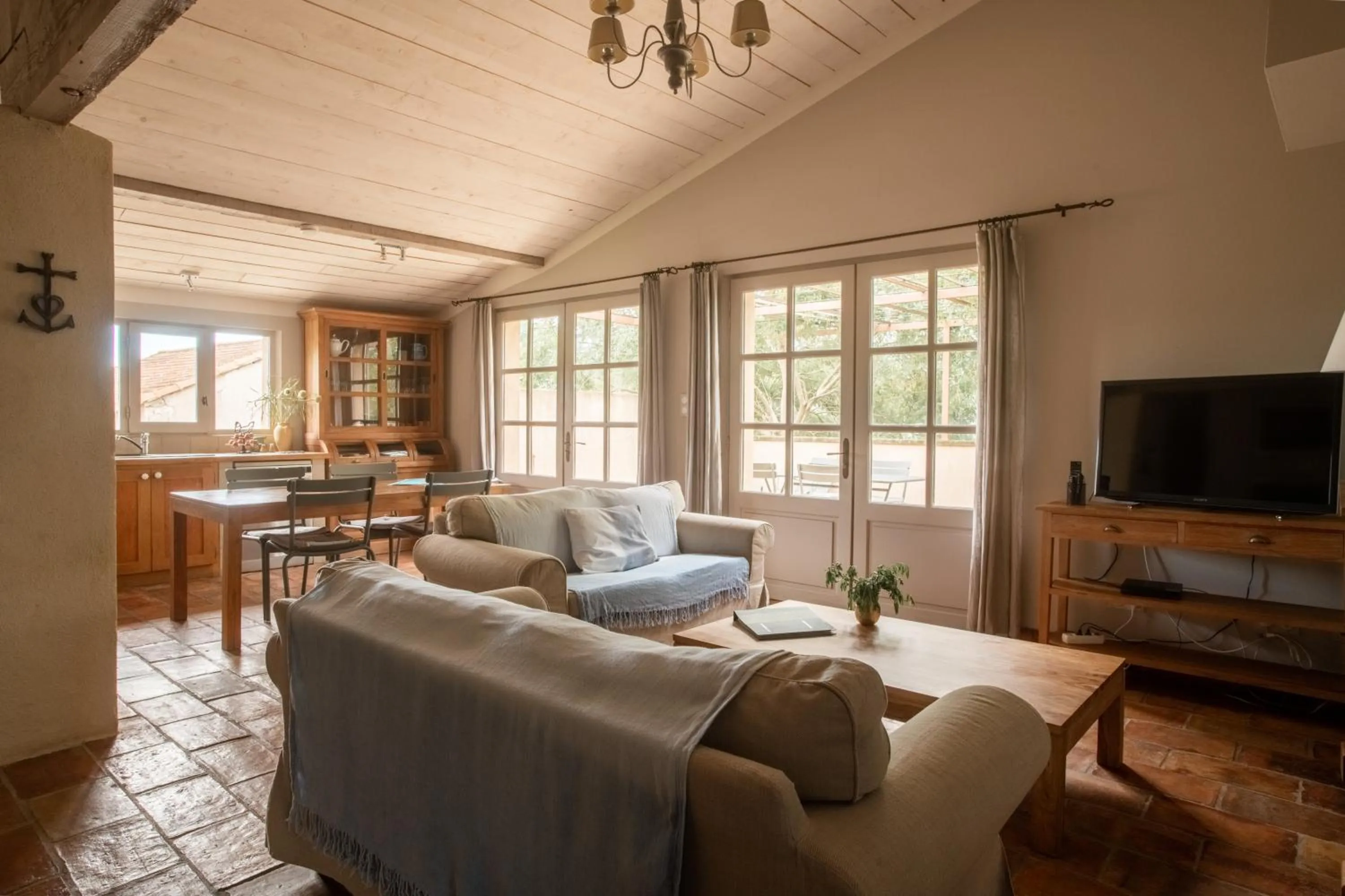 TV and multimedia in HOTEL et APPARTEMENTS DOMAINE DES CLOS - Teritoria