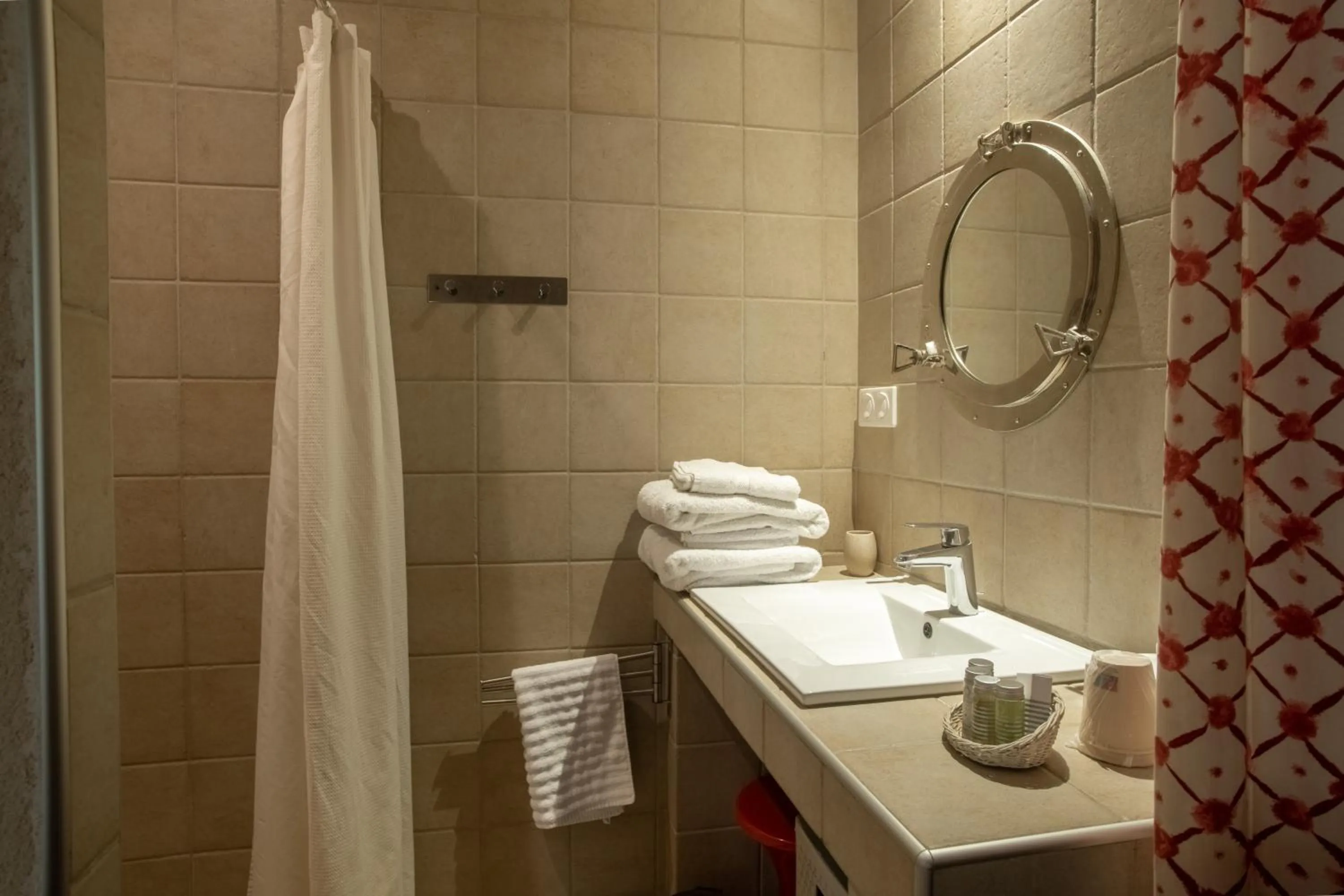 Toilet in HOTEL et APPARTEMENTS DOMAINE DES CLOS - Teritoria