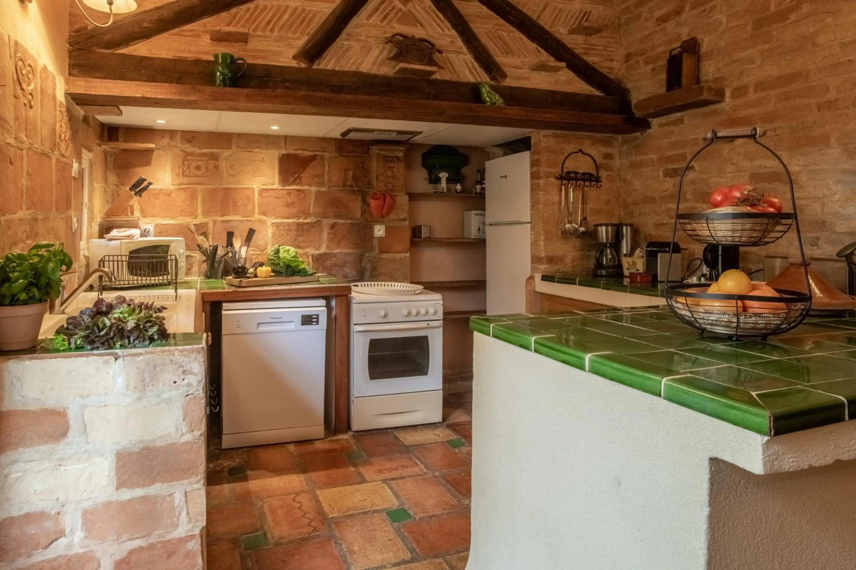 Kitchen or kitchenette in HOTEL et APPARTEMENTS DOMAINE DES CLOS - Teritoria