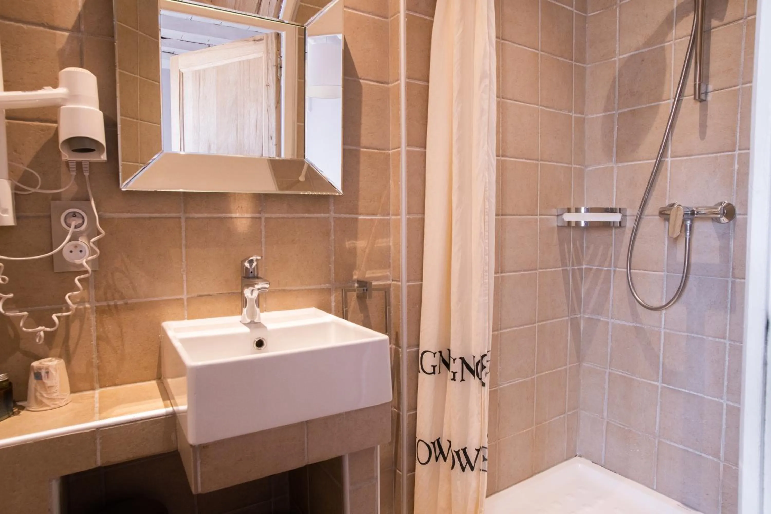 Shower in HOTEL et APPARTEMENTS DOMAINE DES CLOS - Teritoria