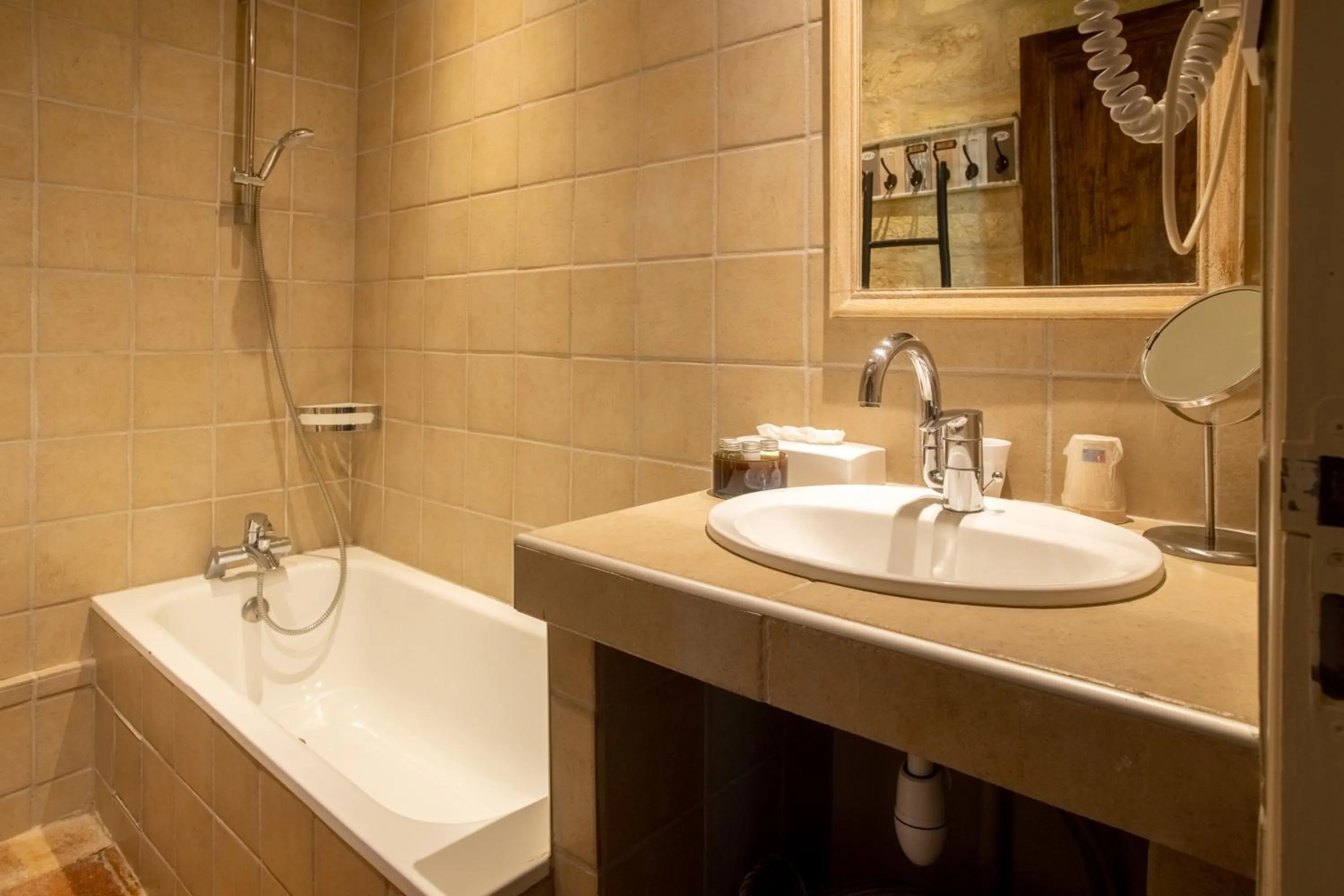 Toilet in HOTEL et APPARTEMENTS DOMAINE DES CLOS - Teritoria