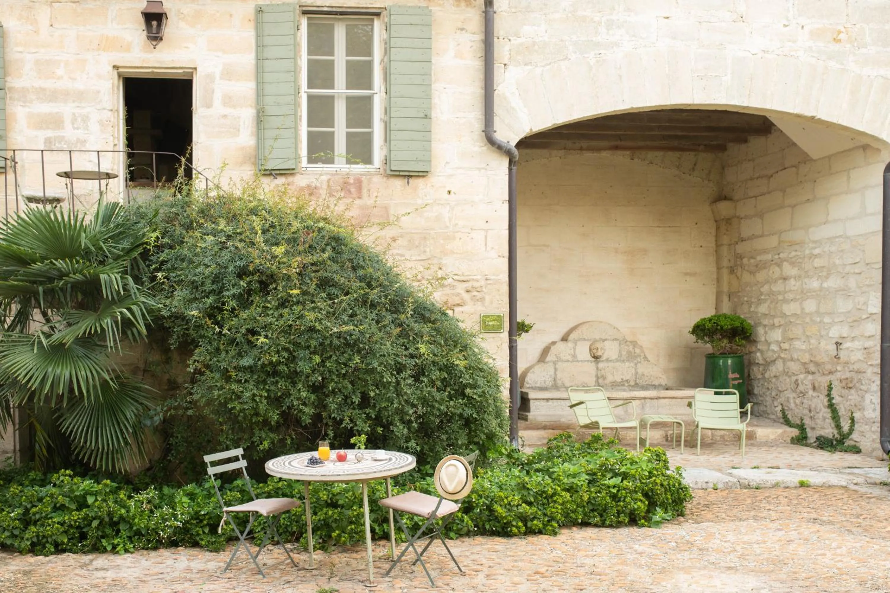 Patio in HOTEL et APPARTEMENTS DOMAINE DES CLOS - Teritoria