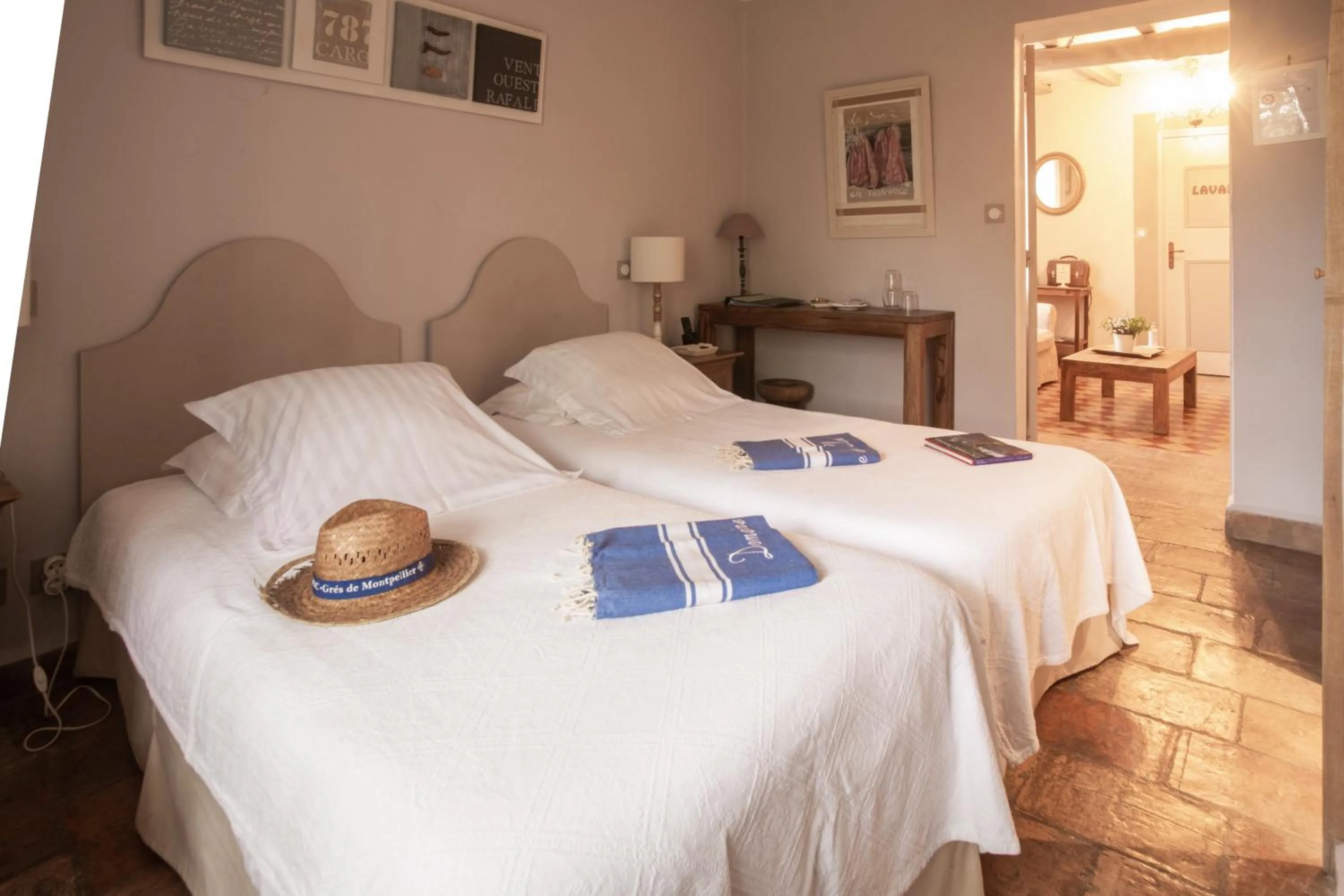 Spring, Bed in HOTEL et APPARTEMENTS DOMAINE DES CLOS - Teritoria