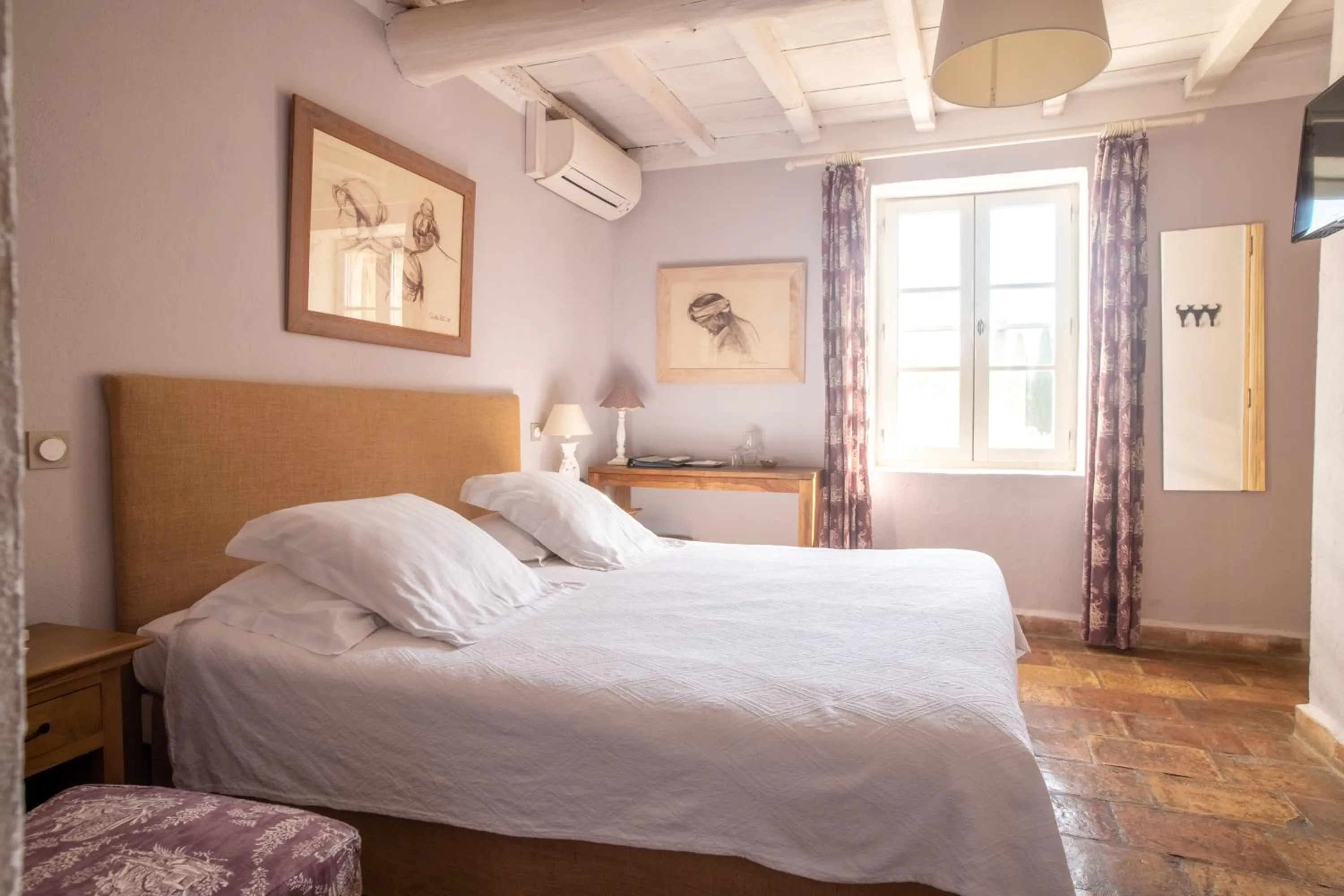 Bed in HOTEL et APPARTEMENTS DOMAINE DES CLOS - Teritoria