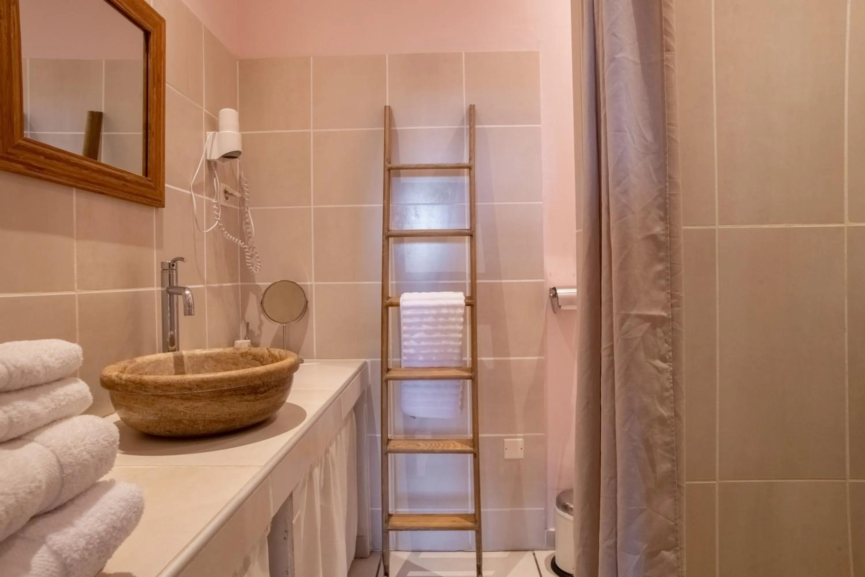 Shower in HOTEL et APPARTEMENTS DOMAINE DES CLOS - Teritoria