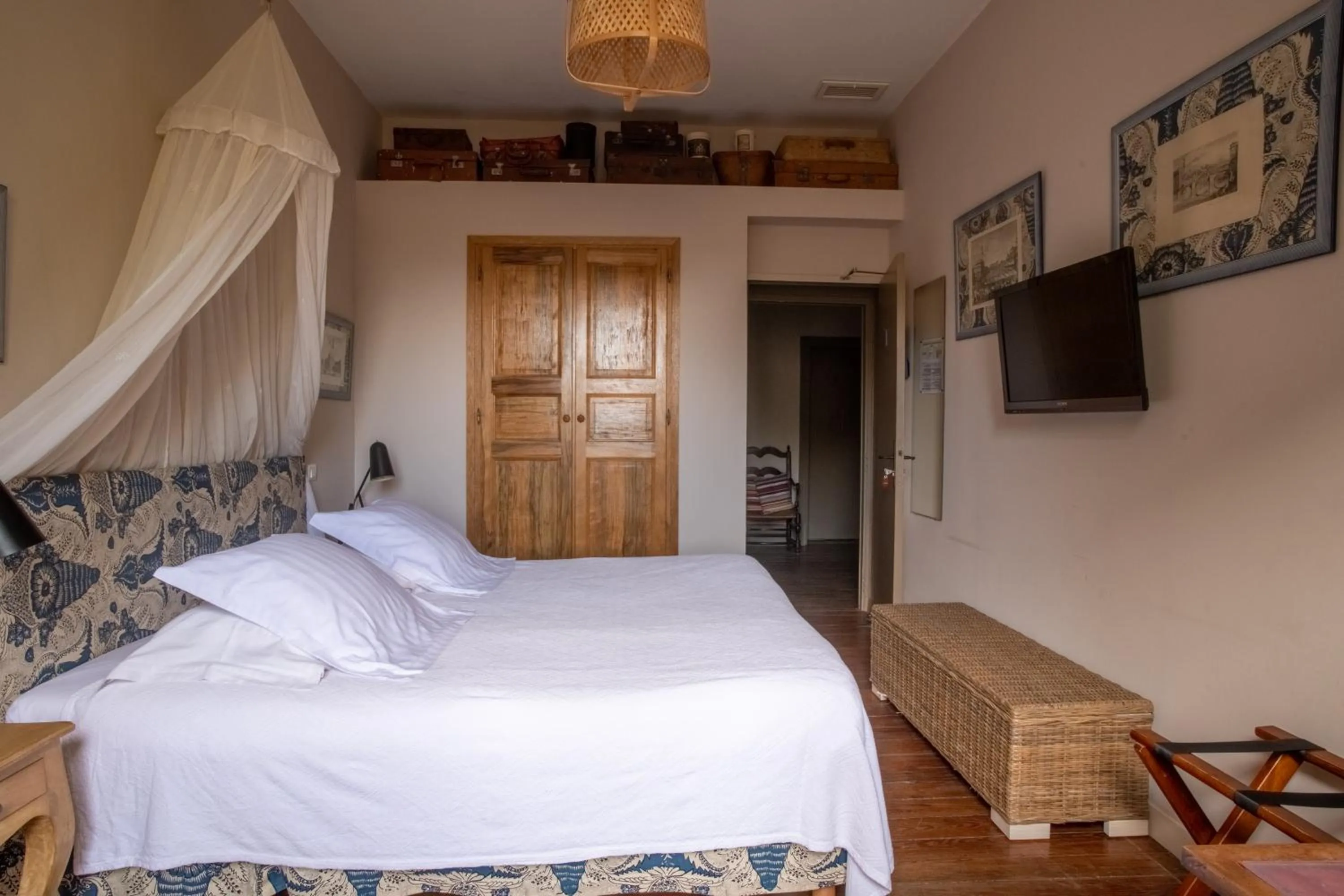 Bed in HOTEL et APPARTEMENTS DOMAINE DES CLOS - Teritoria