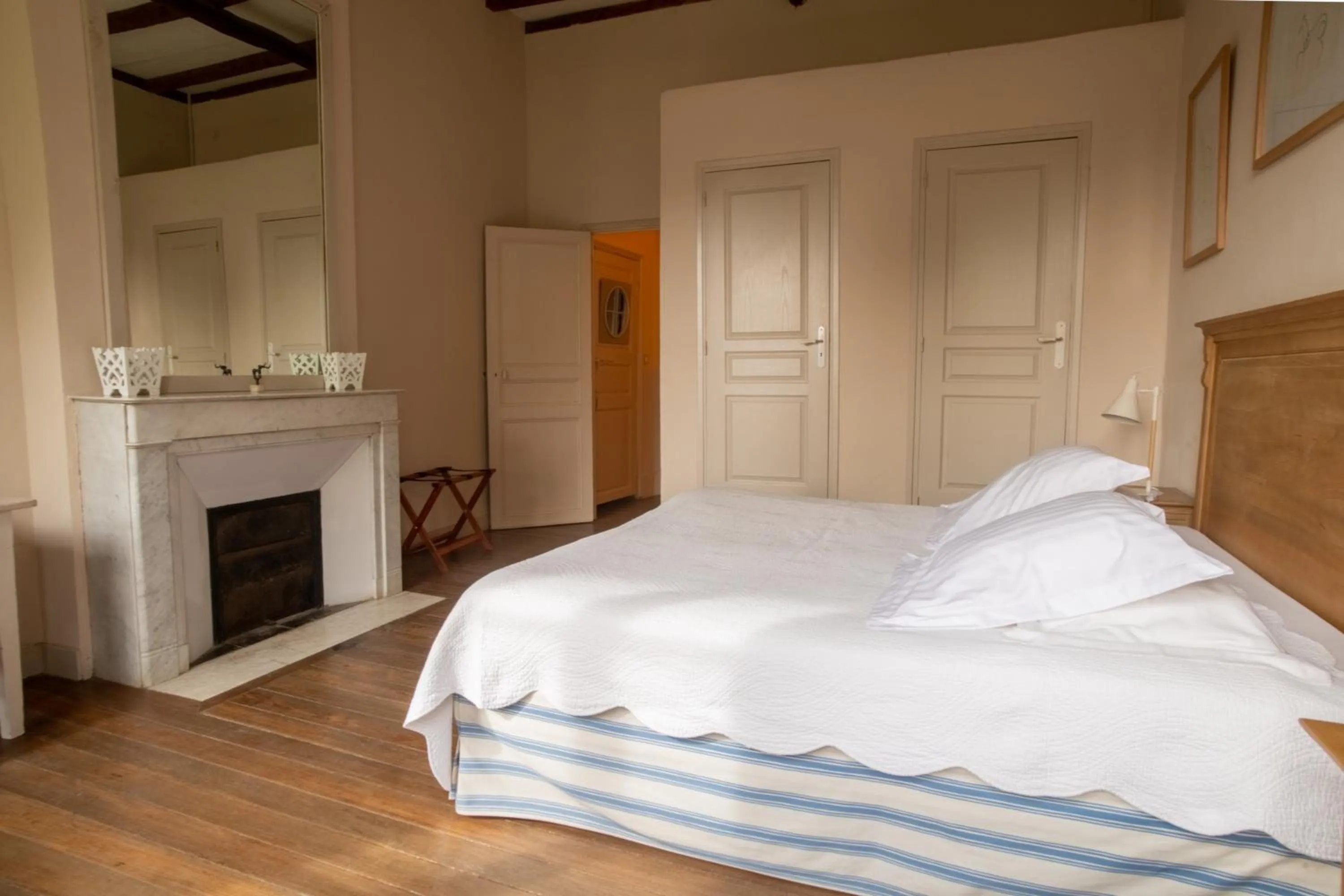 Bed in HOTEL et APPARTEMENTS DOMAINE DES CLOS - Teritoria